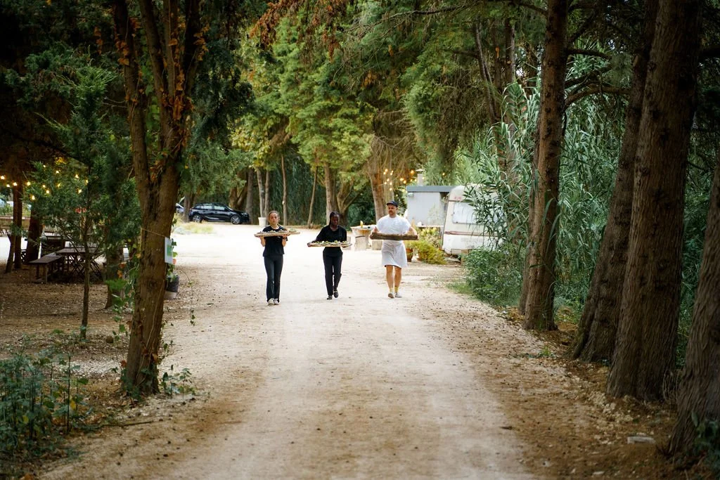 event-photography-lisbon-venue-grounds-forest-path-guests-arrival-nicolas.jpg