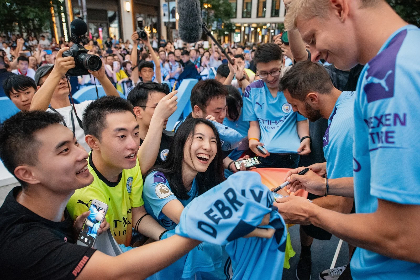 sports-event-photography-shanghai-athlete-fan-interaction-dave.jpg