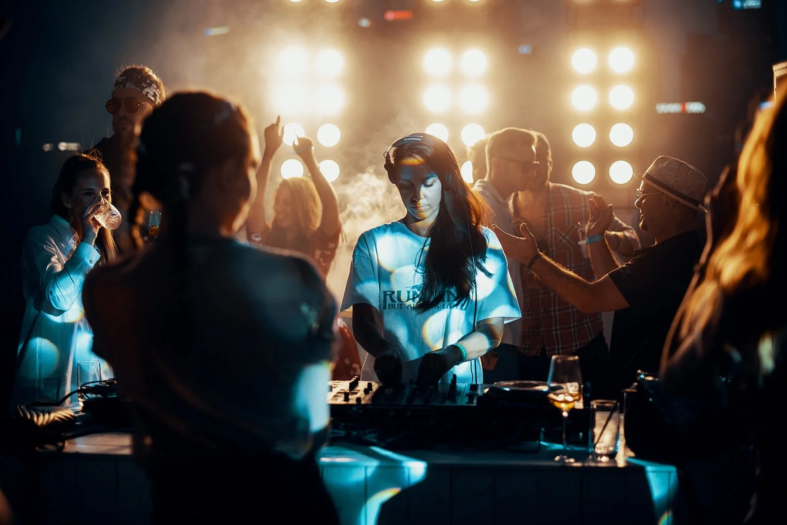 event-photography-shanghai-nightlife-party-lighting-dj-crowd-dave.jpg