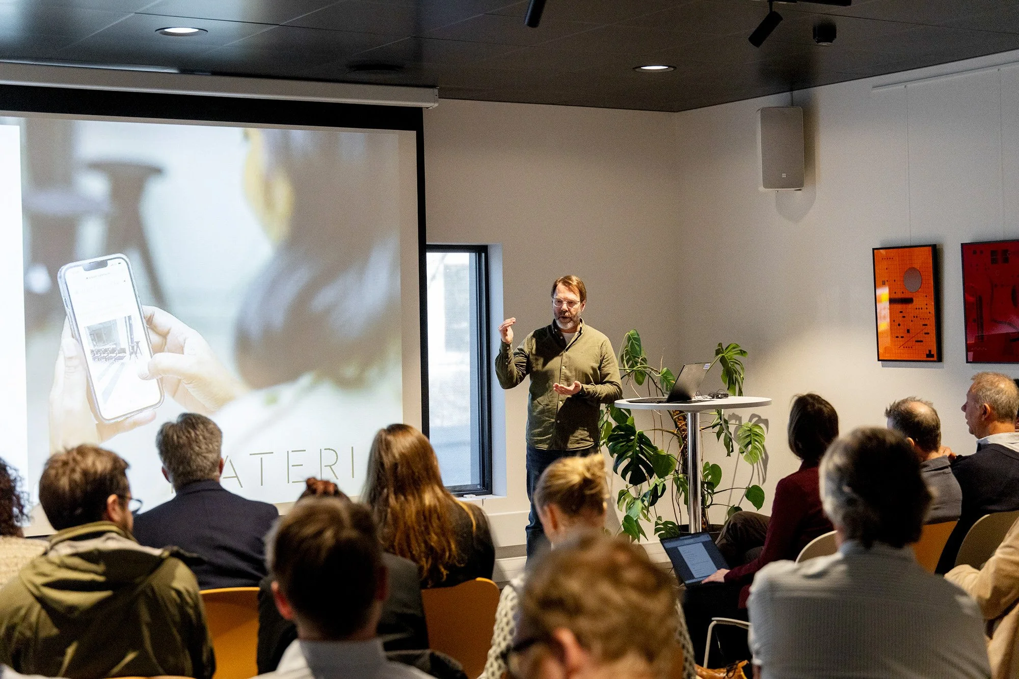 conference-photography-oslo-speaker-presentation-business-audience-thea.jpg