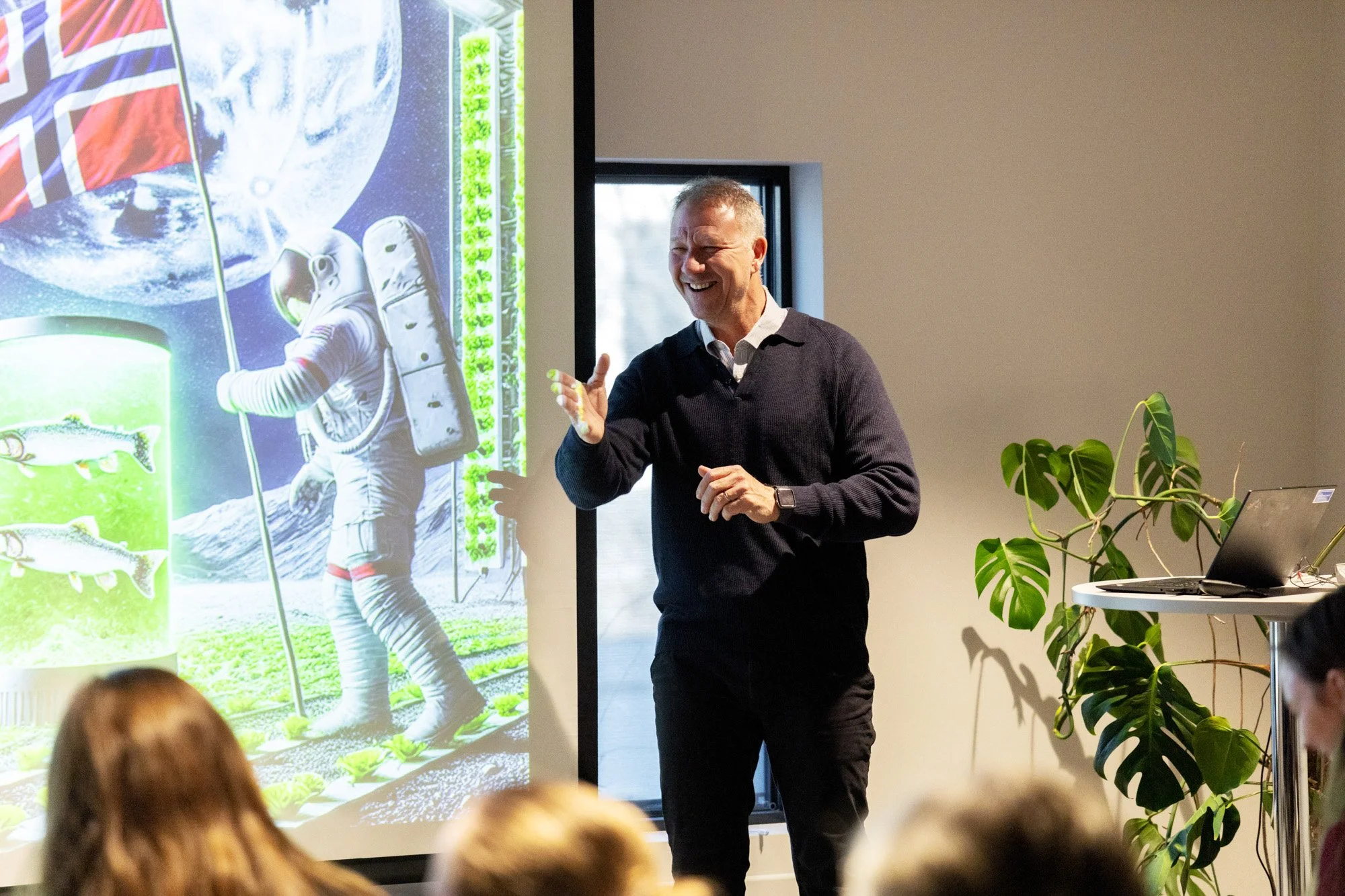 corporate-event-photography-oslo-keynote-speaker-stage-presentation-thea.jpg