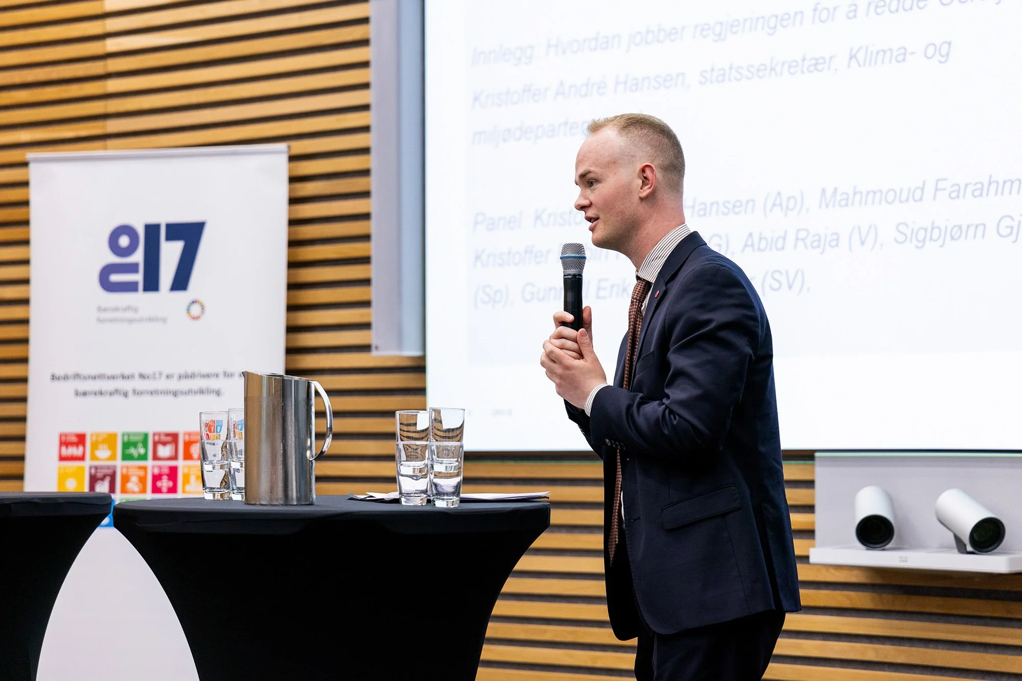 conference-photography-oslo-business-speaker-presentation-stage-thea.jpg