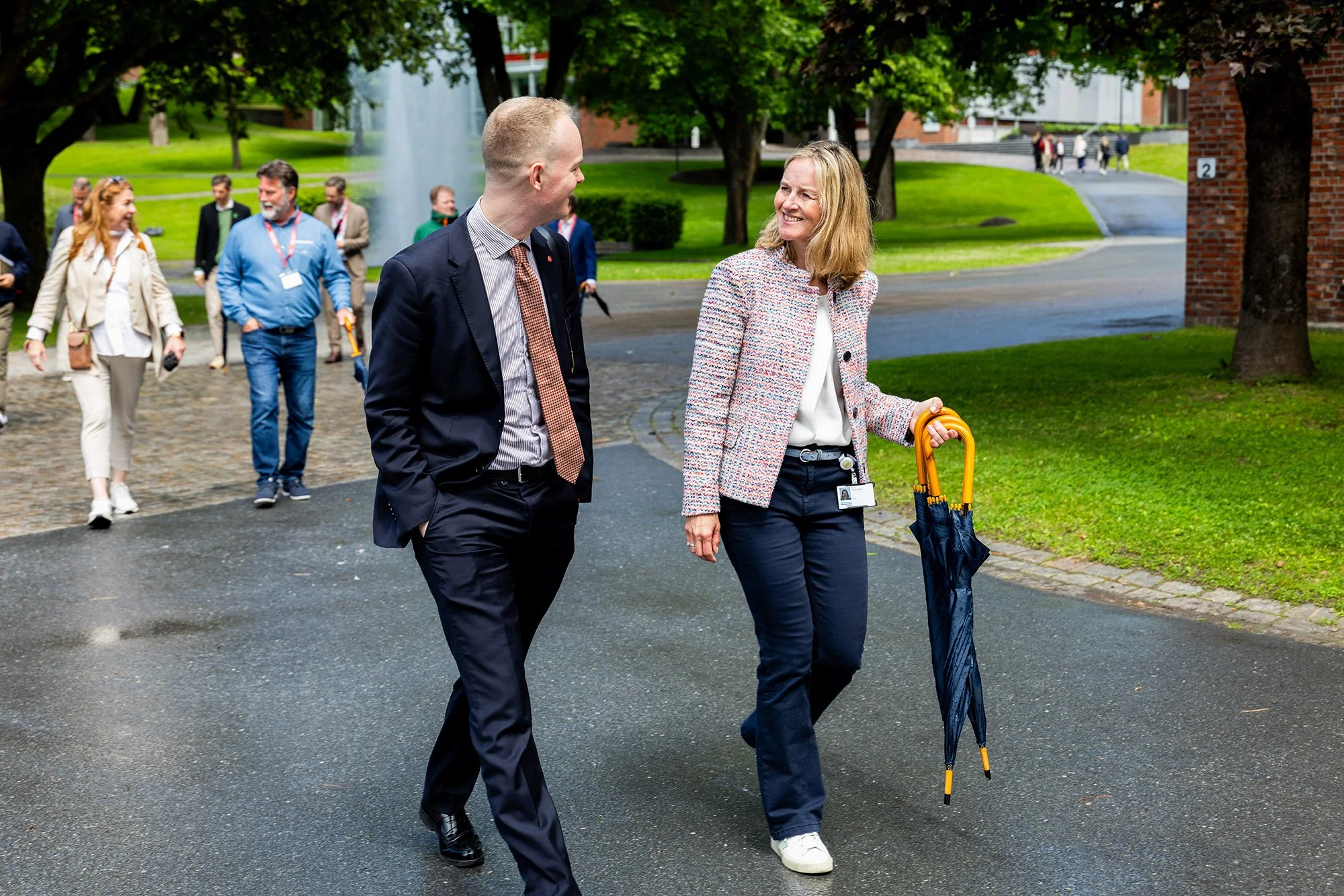 corporate-event-photography-oslo-business-guests-walking-outdoors-thea.jpg