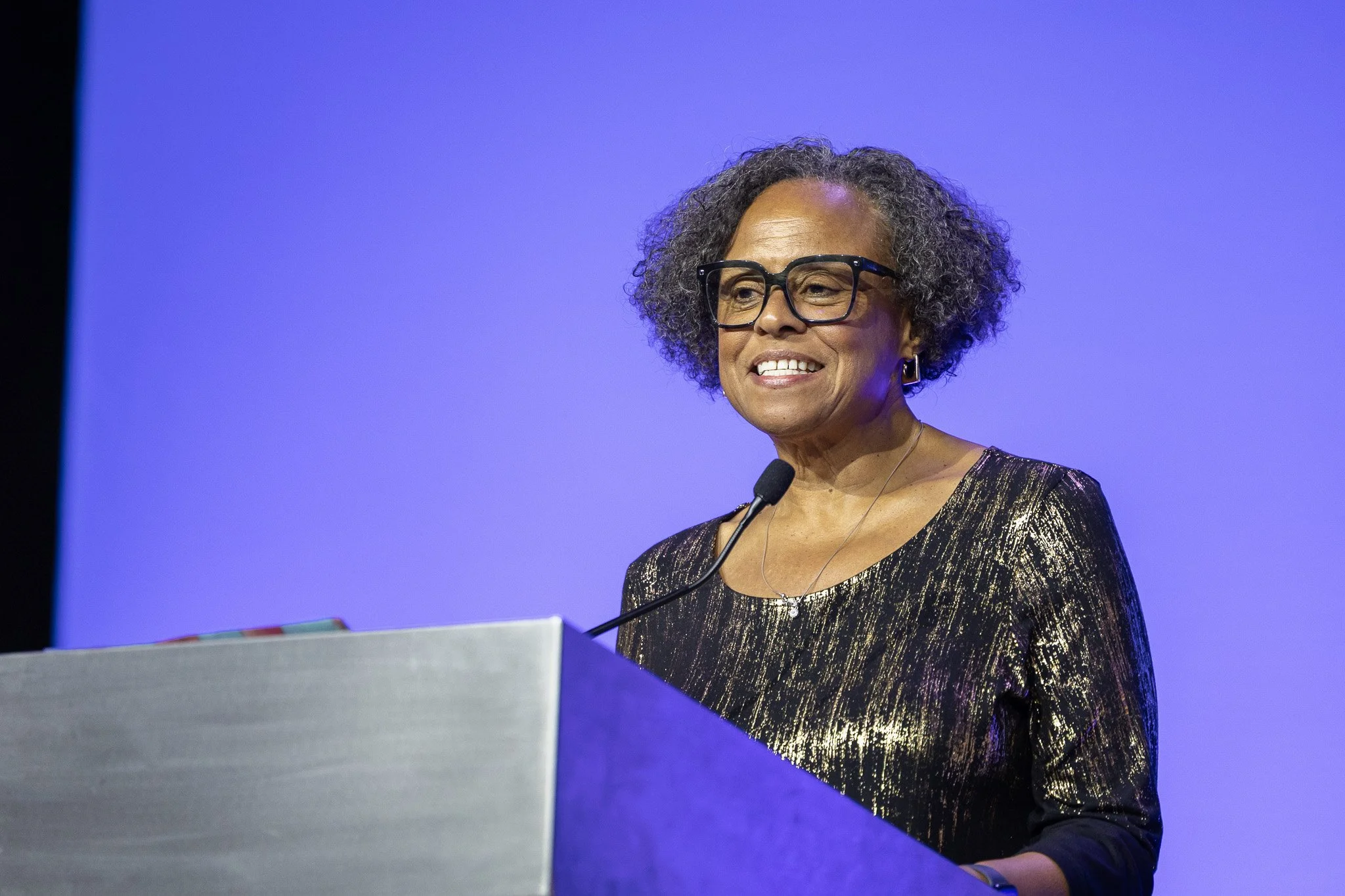 conference-photography-valencia-female-speaker-stage-presentation-mike.jpg