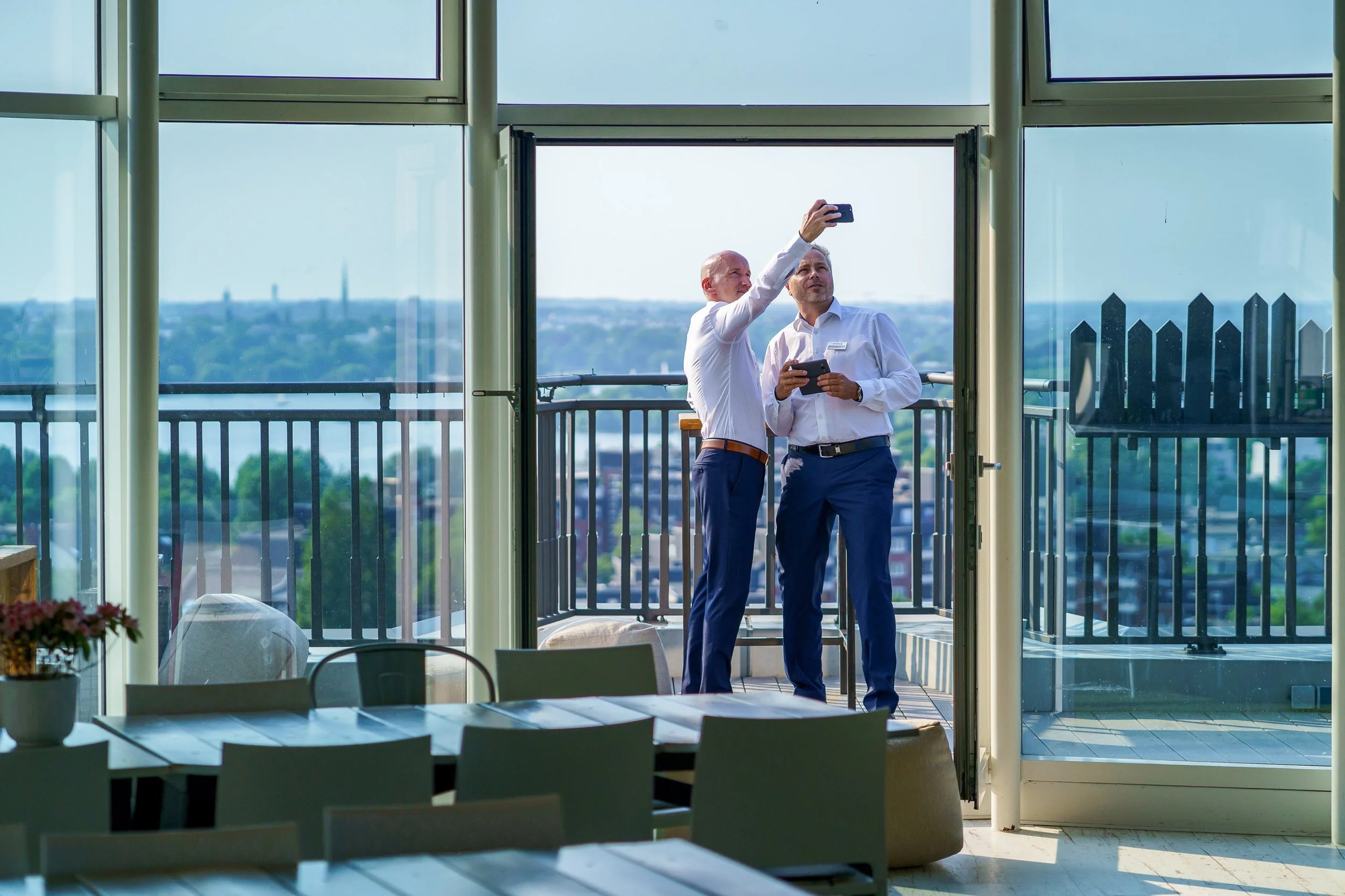 corporate-photography-hamburg-business-networking-rooftop-marc.jpg