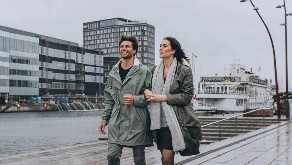 lifestyle-photography-stockholm-couple-city-walk-yannick.jpg