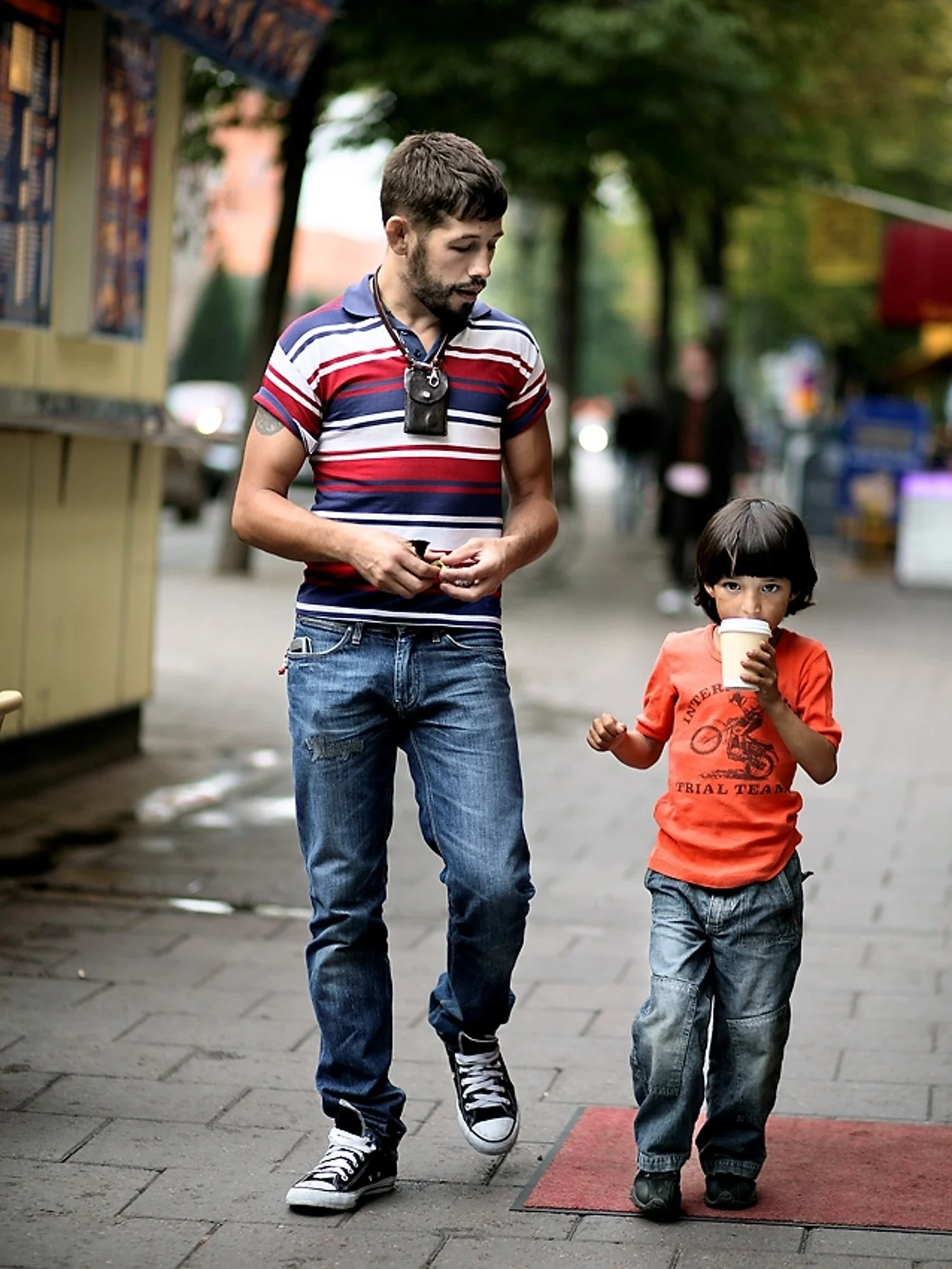 lifestyle-photography-stockholm-family-portrait-outdoors-petter.jpg