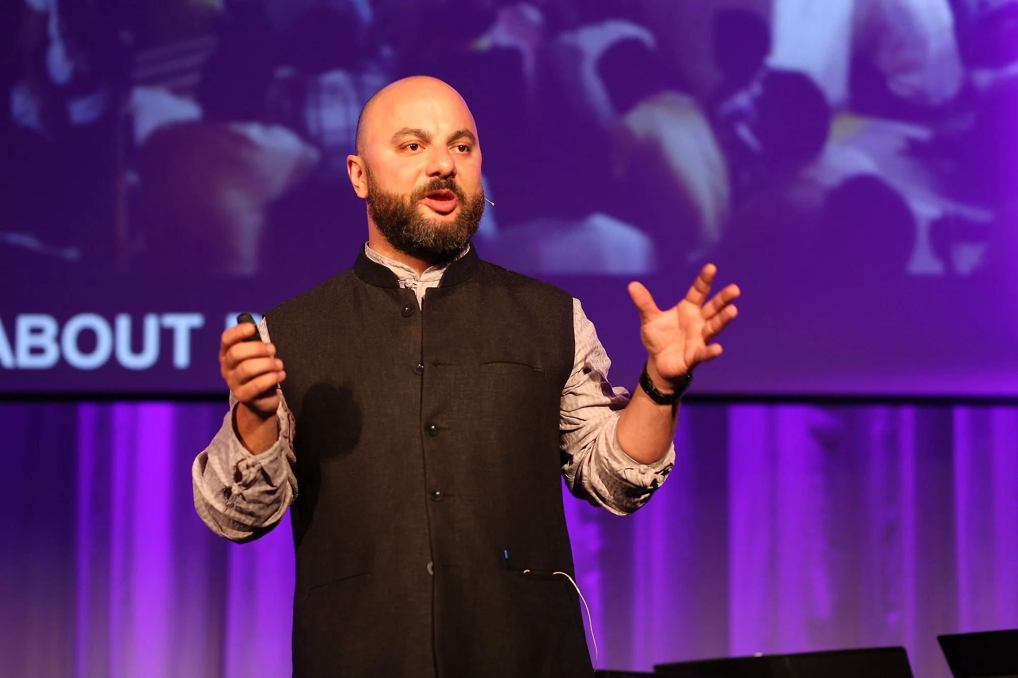 conference-photography-stockholm-business-speaker-stage-petter.jpg