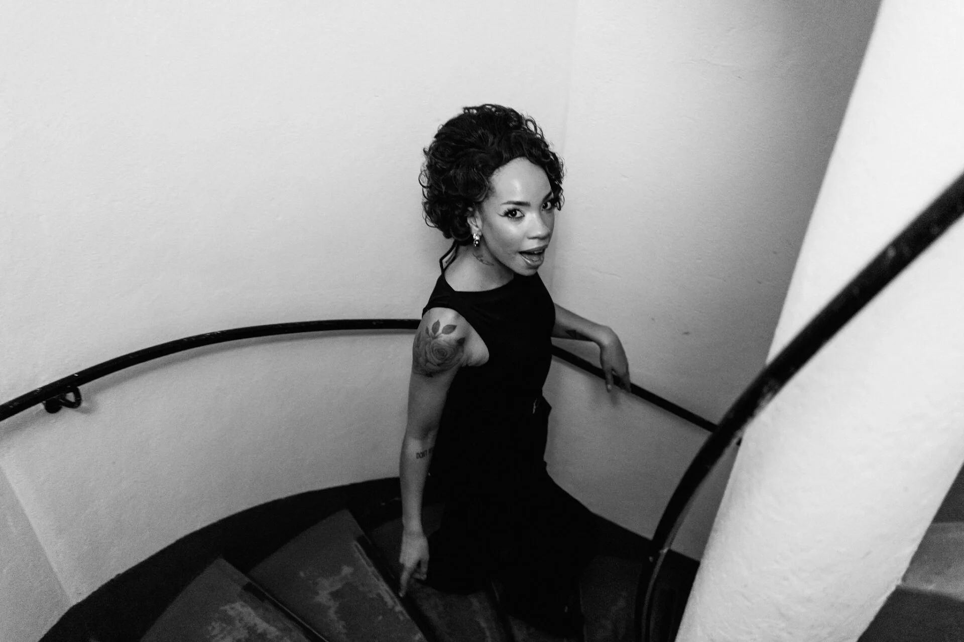 lifestyle-photography-stockholm-editorial-portrait-staircase-jean.jpg