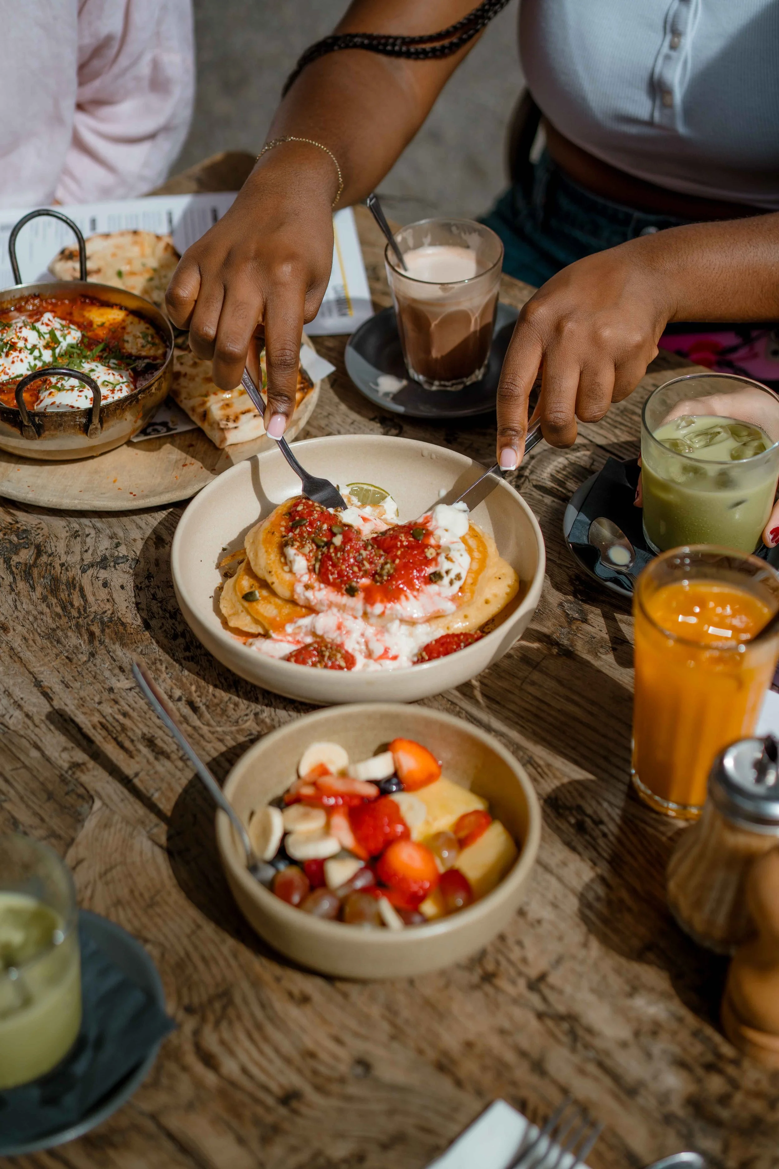 hospitality-photography-restaurant-guests-sharing-food.jpg