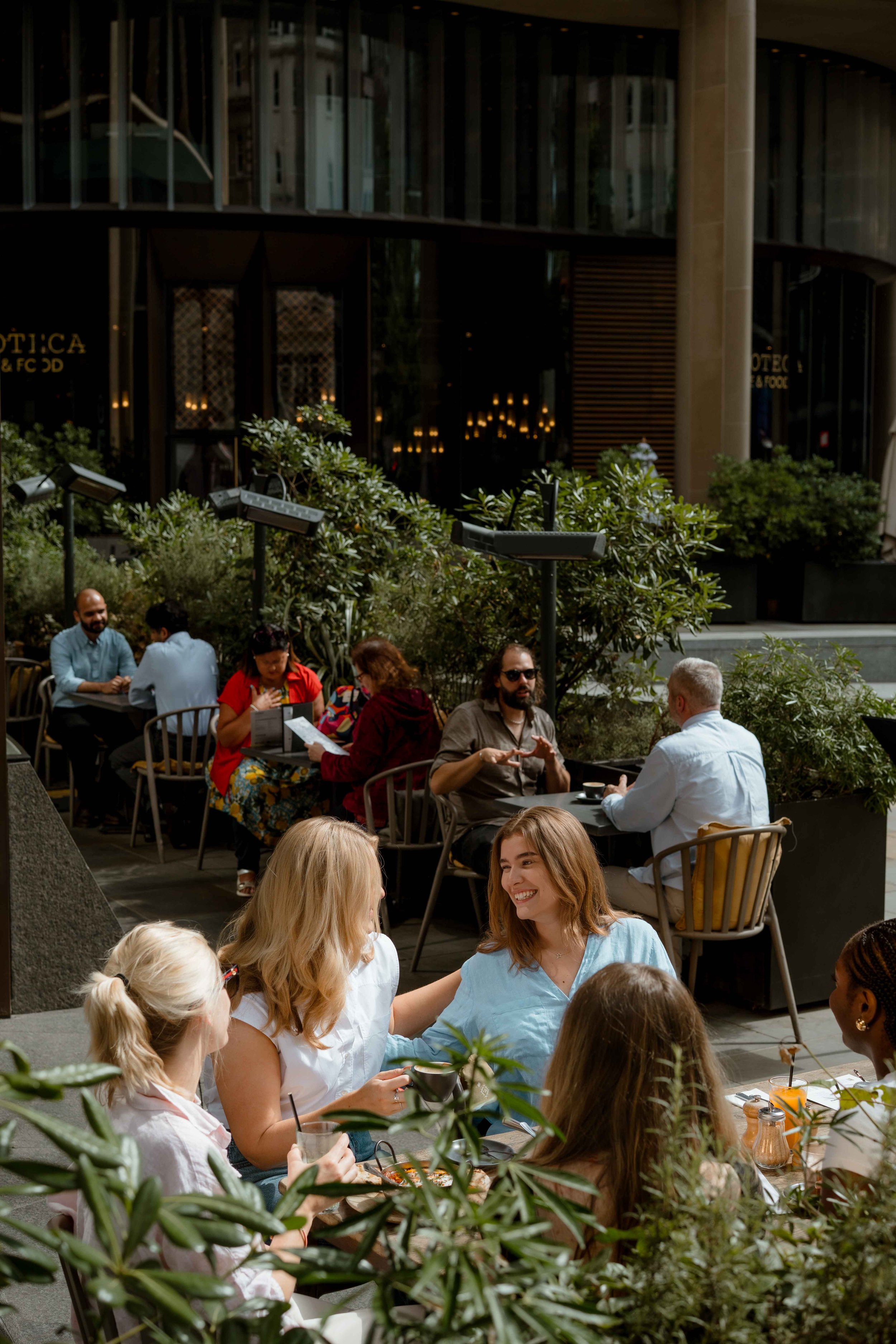 outdoor-restaurant-photography-london-dining-area.jpg