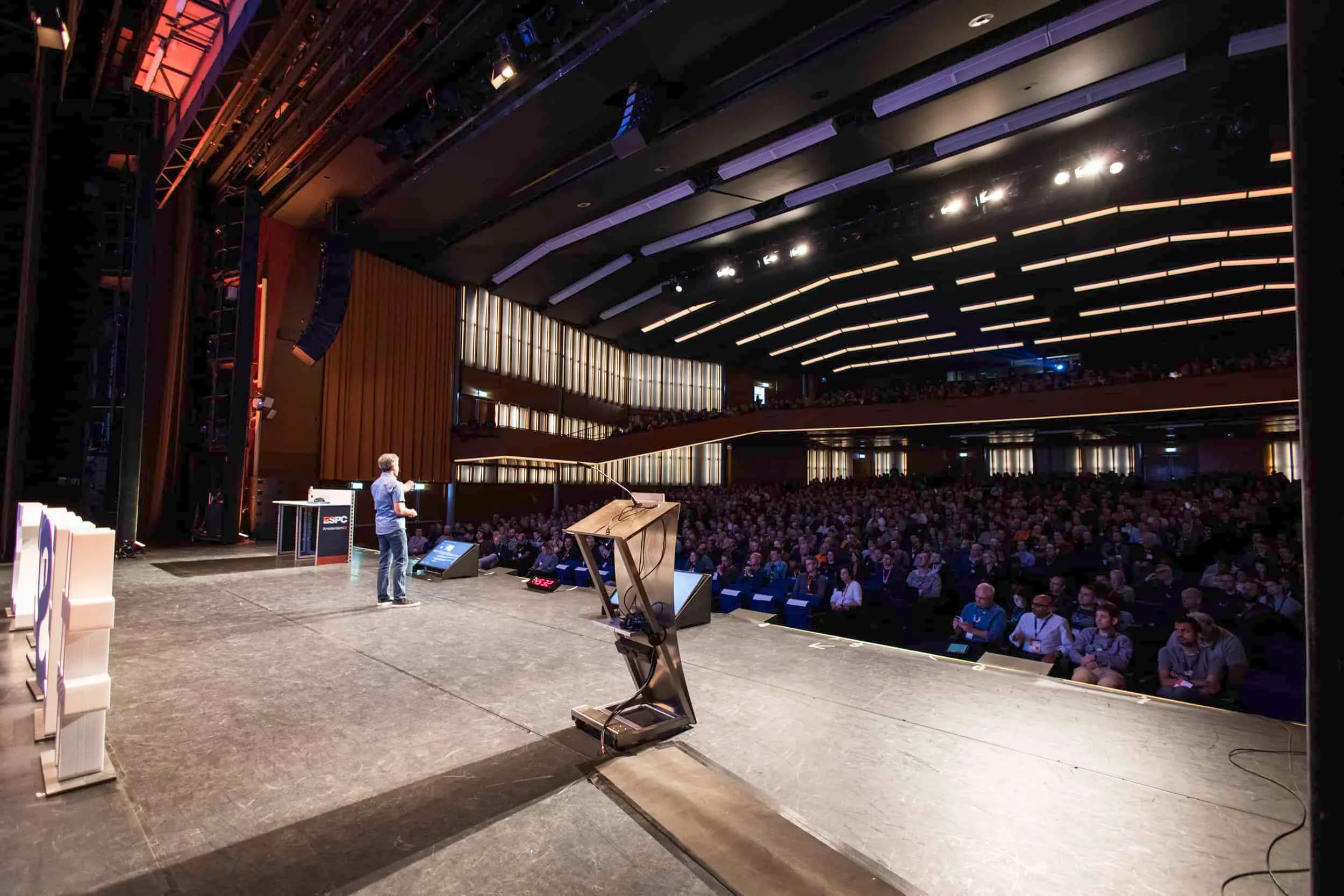conference-photography-copenhagen-stage-presentation-mattia.jpg