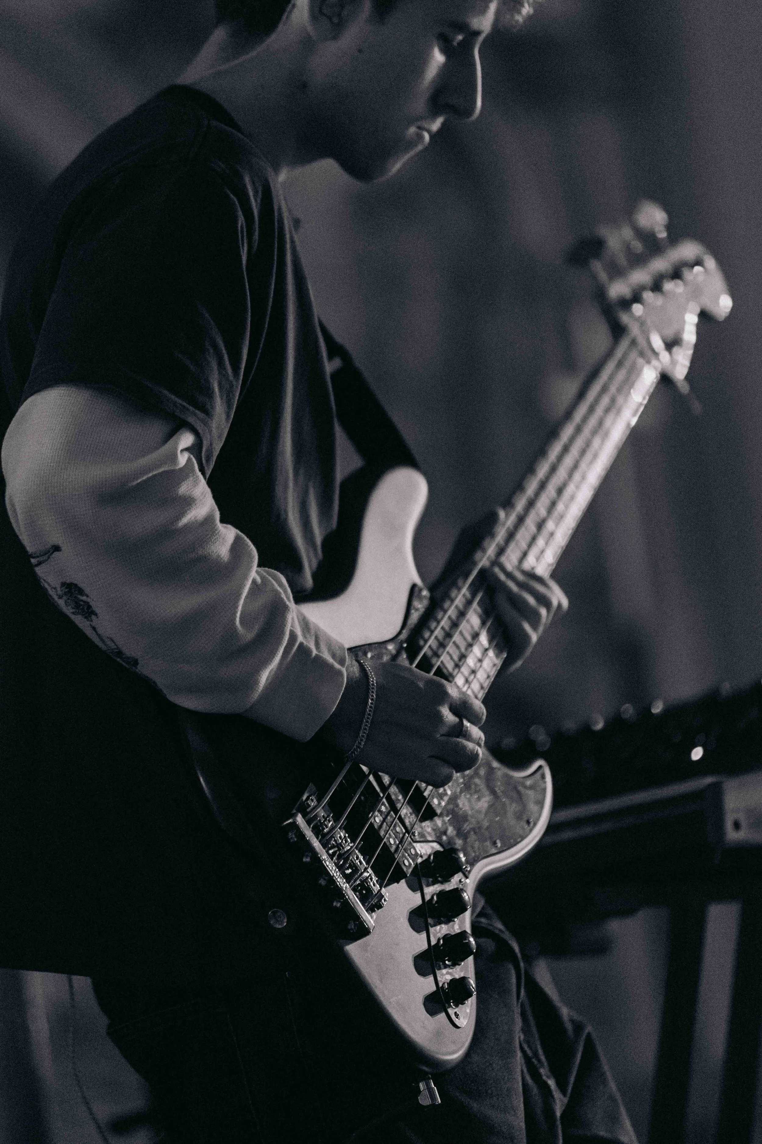 event-photography-london-live-band-bass-guitarist-zhasmin.jpg