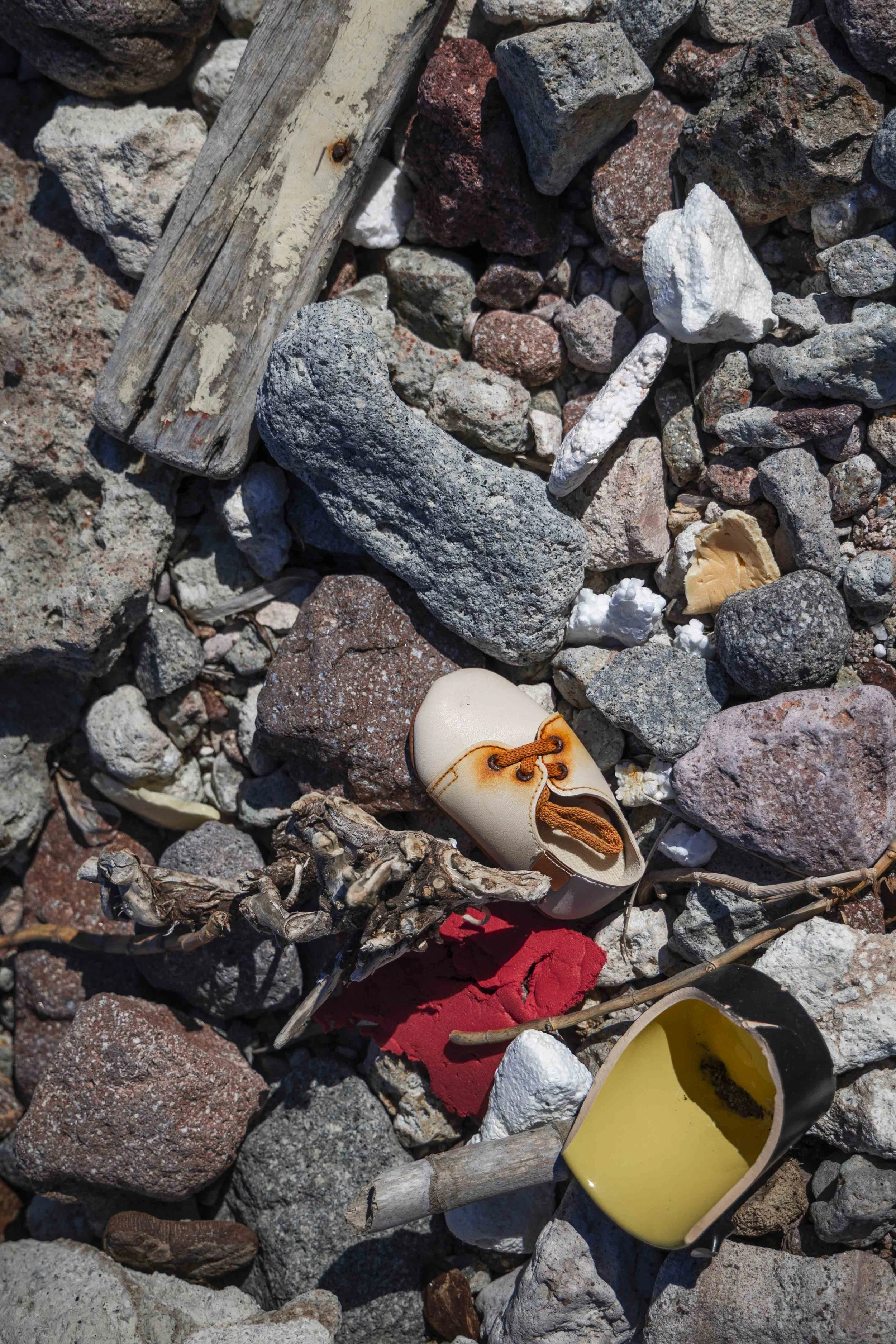 Thousands risked their lives on an unsafe crossing, in rubber boats nearly collapsing, often carrying almost three times the recommended capacity, with counterfeit or inadequate lifejackets to keep users afloat. In that year, around 3.692 migrants di