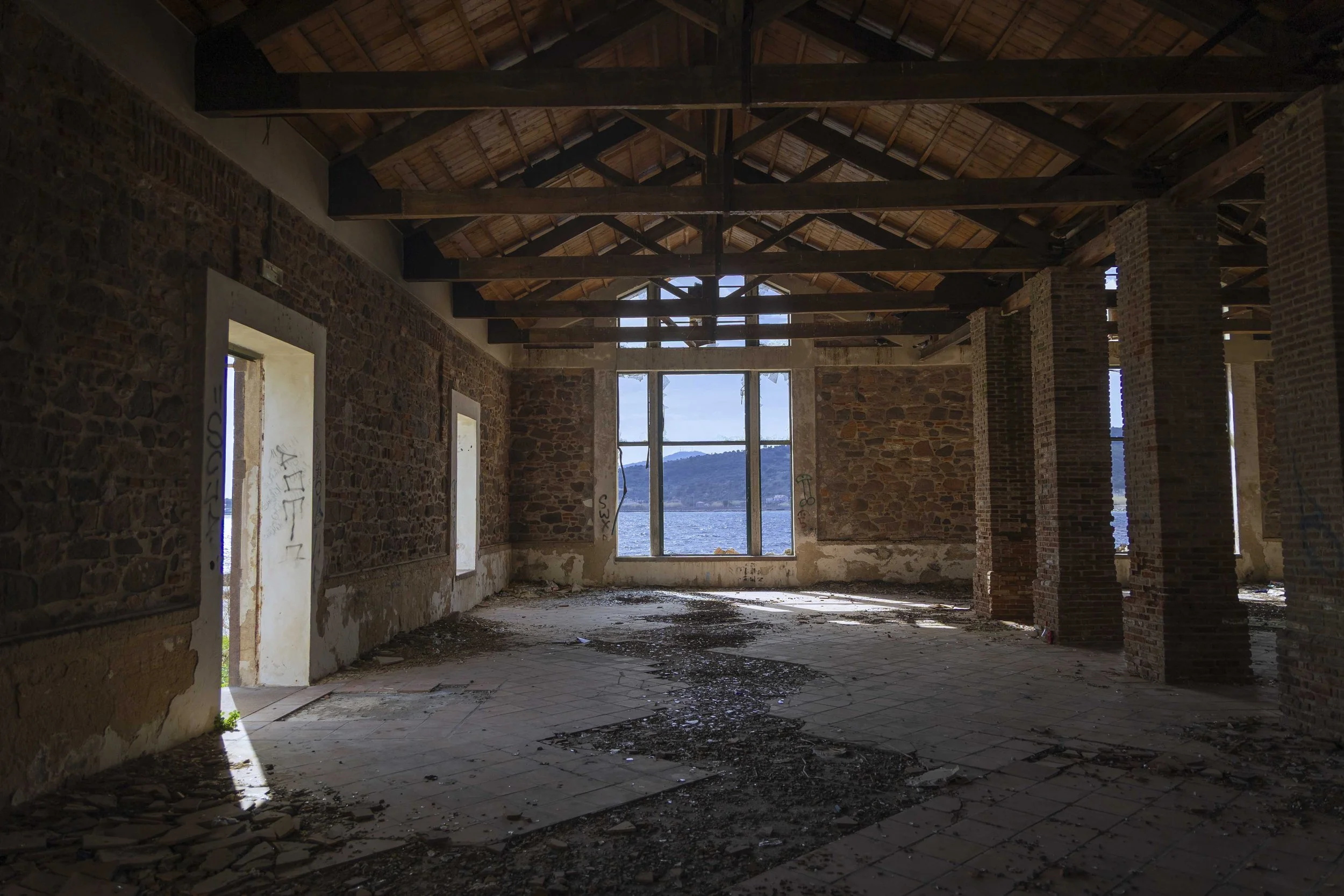 Privacy was a luxury hard to find in Moria, leading many to seek it outside the facility. In an abandoned building in Mytilene bay, messages, names, and hearts are scattered across the walls. Political activist and photographer Fayad Mulla called it 