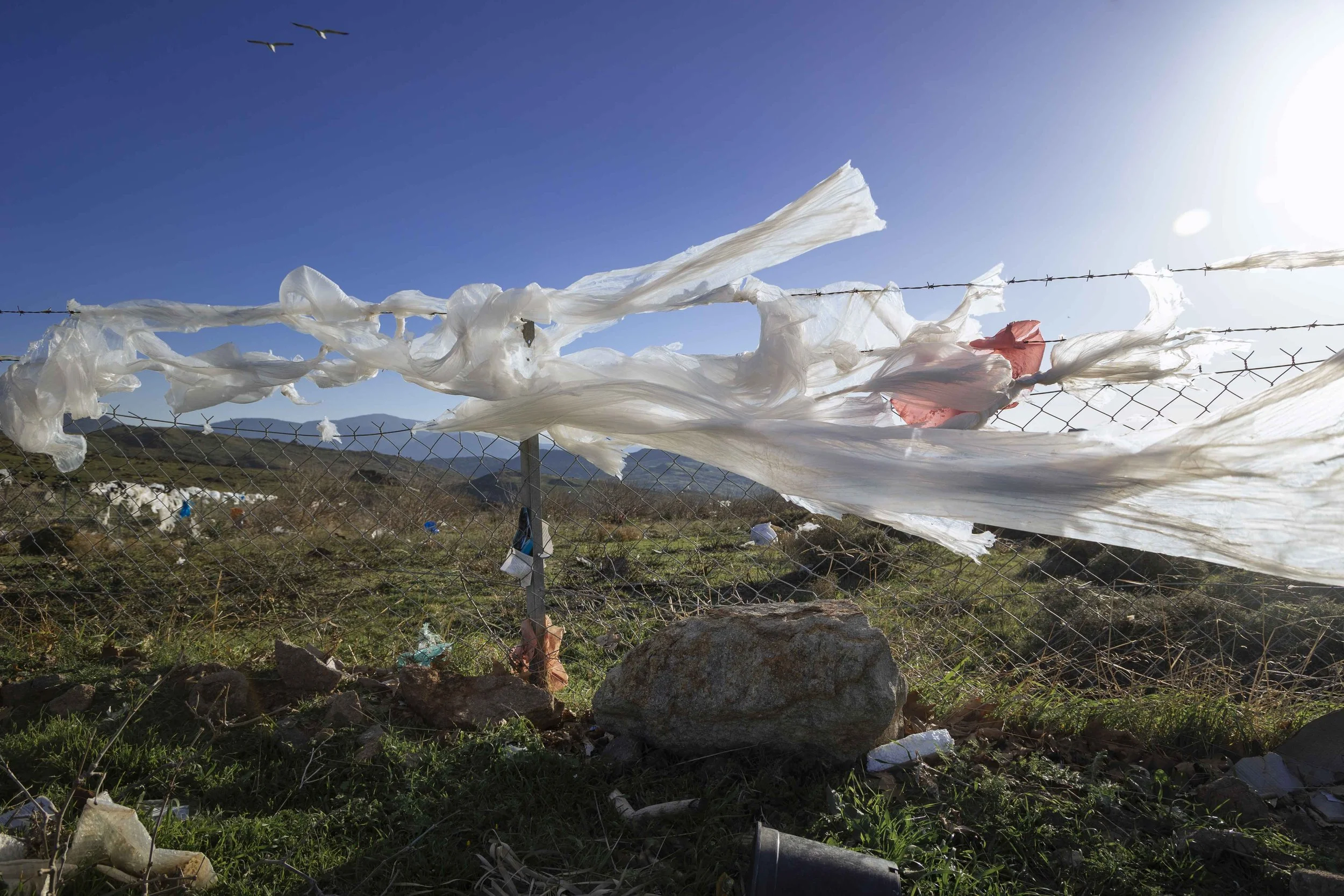 In 2015, there were days when more than 12.000 people completed the crossing, dumping their life jackets on the coast. In addition to their symbolic value, the accumulation of these objects also highlighted the environmental dimension of a human cris