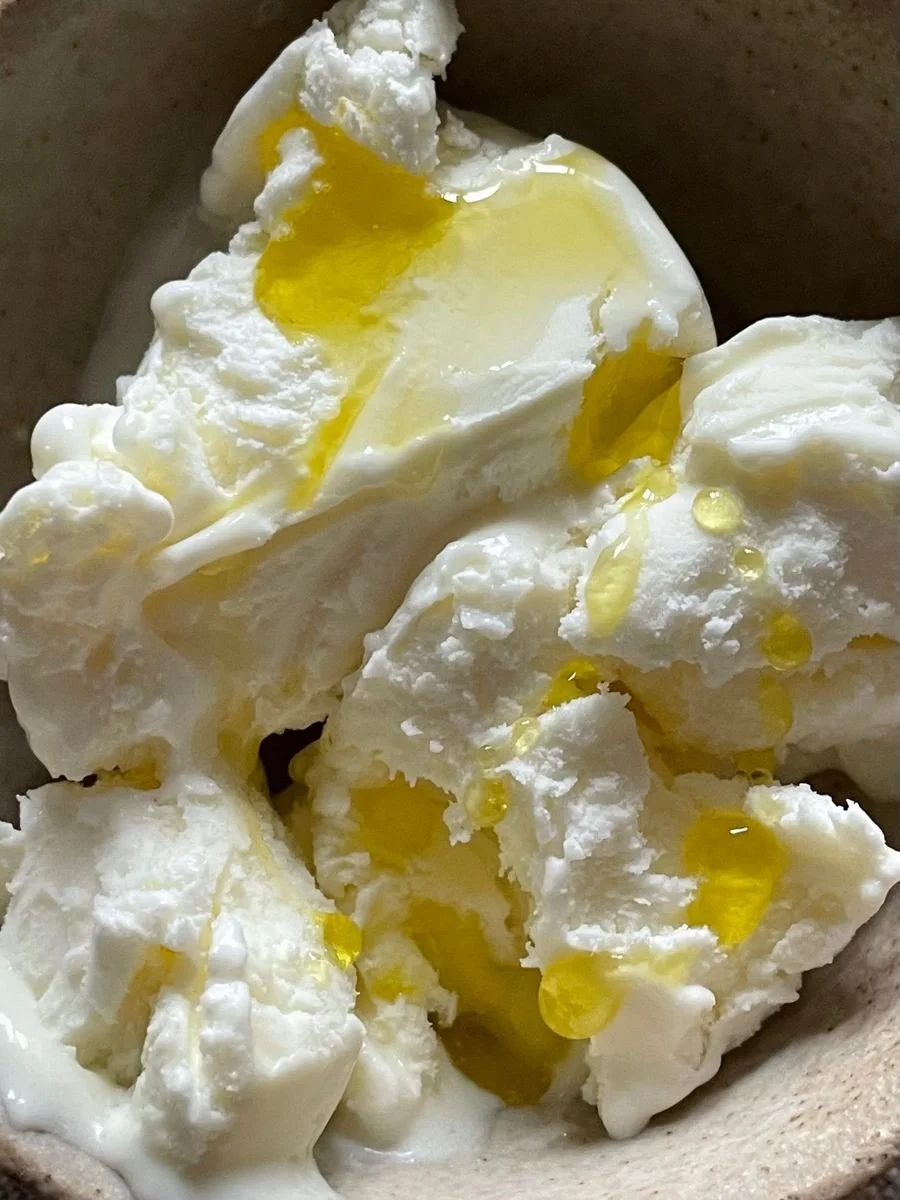 Sıcak yaz akşamları i&ccedil;in harika bir tatlı &ouml;nerimiz var; vanilyalı dondurma, Roda Farm naturel sızma zeytinyağı ve tuz 🍨

Bu &uuml;&ccedil;l&uuml;n&uuml;n birbirine bu kadar yakışmasına inanamayacaksınız.
