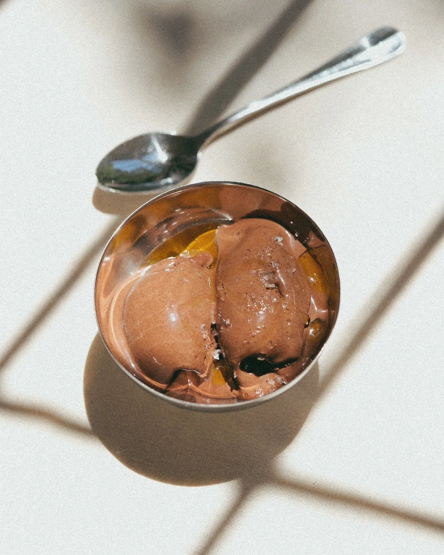 &Ccedil;ikolata, Roda Farm Bergamot &ccedil;eşnili zeytinyağı ve tuz 🍨

Bu &uuml;&ccedil;l&uuml;n&uuml;n birbirine bu kadar yakışmasına inanamayacaksınız.