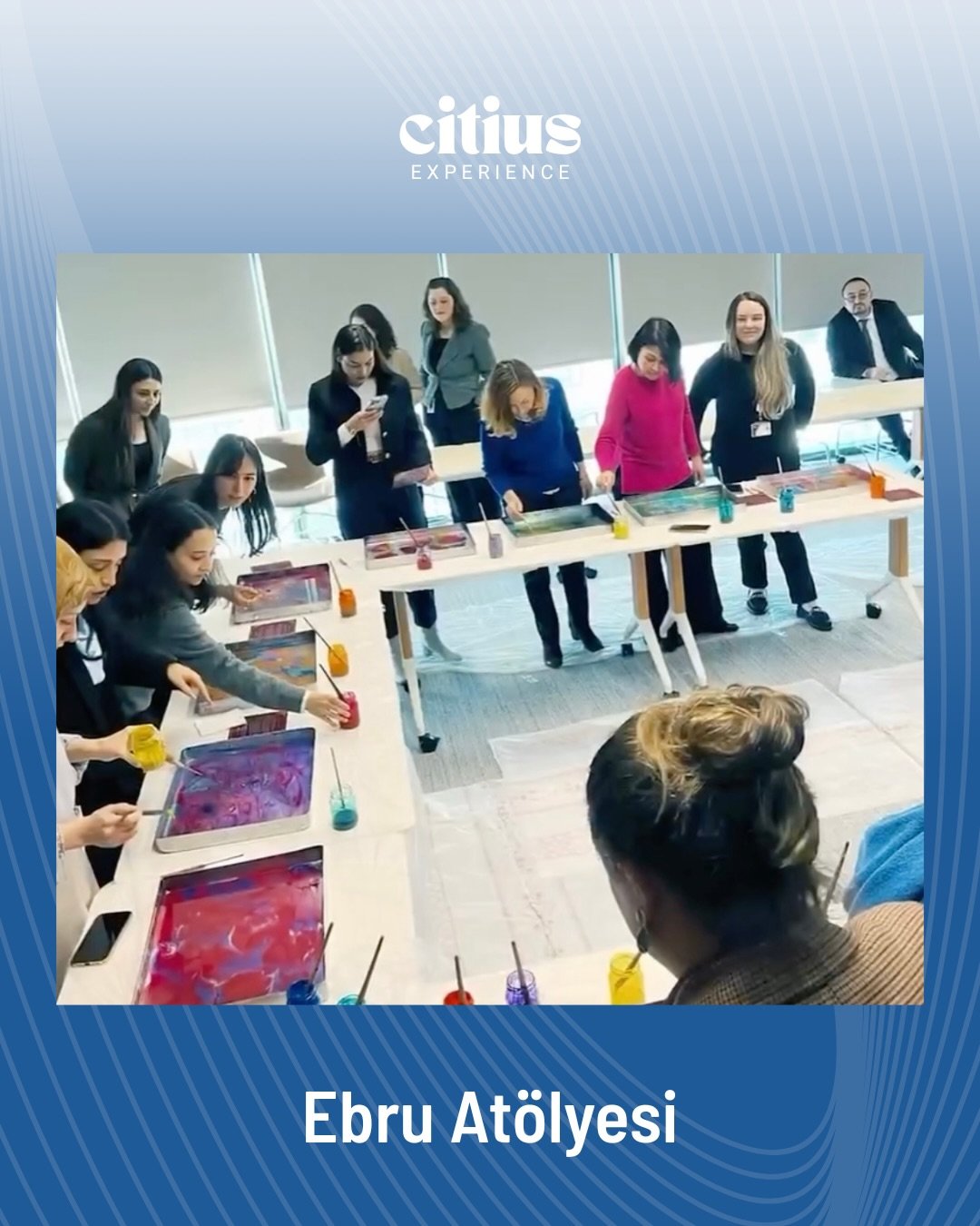 Renklerin suyla buluştuğu, sabrın ve estetiğin &ouml;n plana &ccedil;ıktığı &ouml;zel bir deneyim&hellip; D&uuml;zenlediğimiz Ebru At&ouml;lyesi ile ofis &ccedil;alışanları, geleneksel T&uuml;rk sanatlarından biri olan ebrunun inceliklerini yakından 