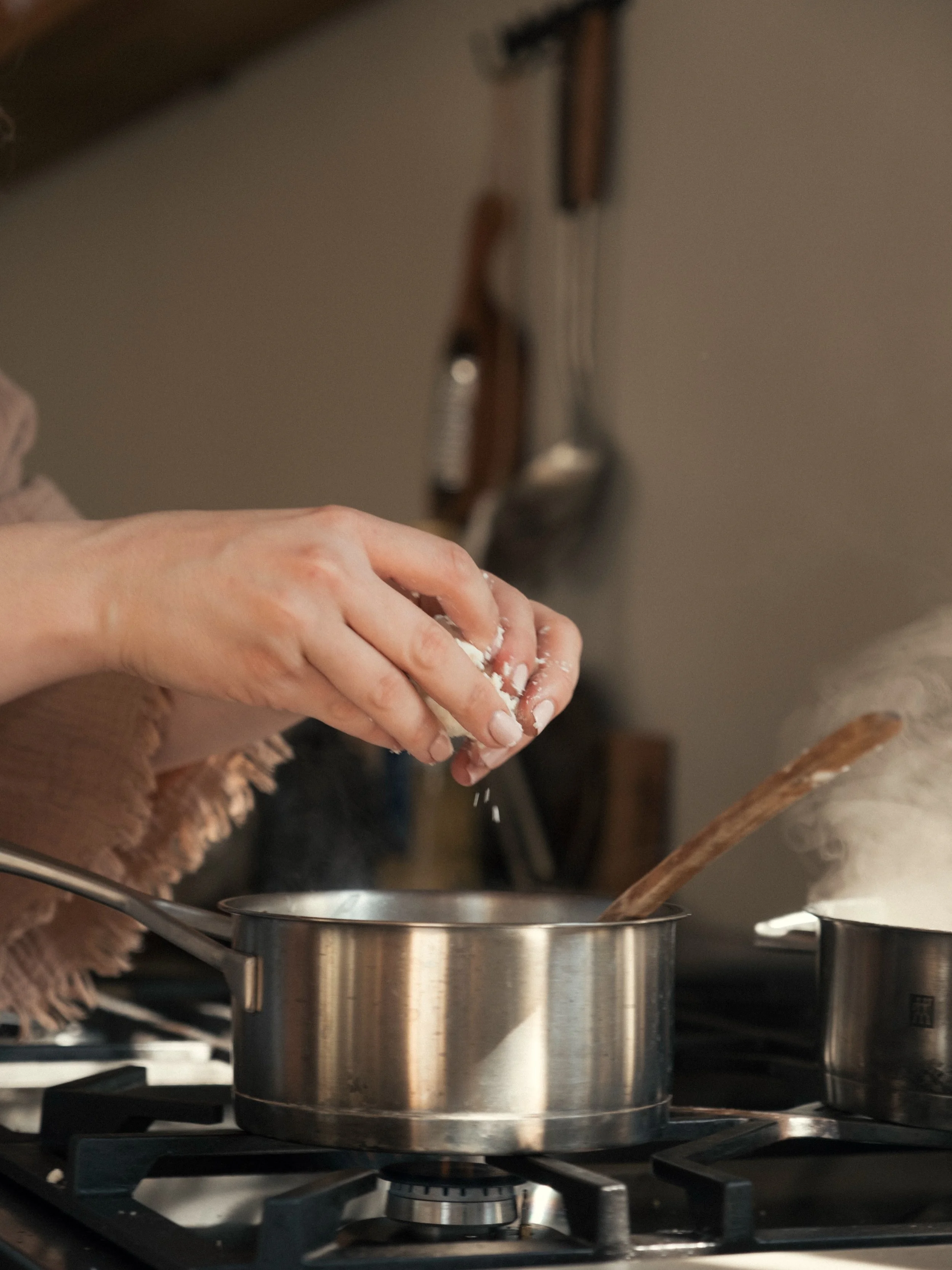 Ceviz ve yoğurt eşliğinde tortellini. 🍝

Haşlanan tortelliniler, &ccedil;ırpılmış s&uuml;zme yoğurt ve iri kırılmış cevizlerle buluşuyor; son dokunuşta &uuml;zerine Roda Farm Nat&uuml;rel Sızma Zeytinyağı gezdiriliyor.
Cevizin yoğun aroması, yoğurdu