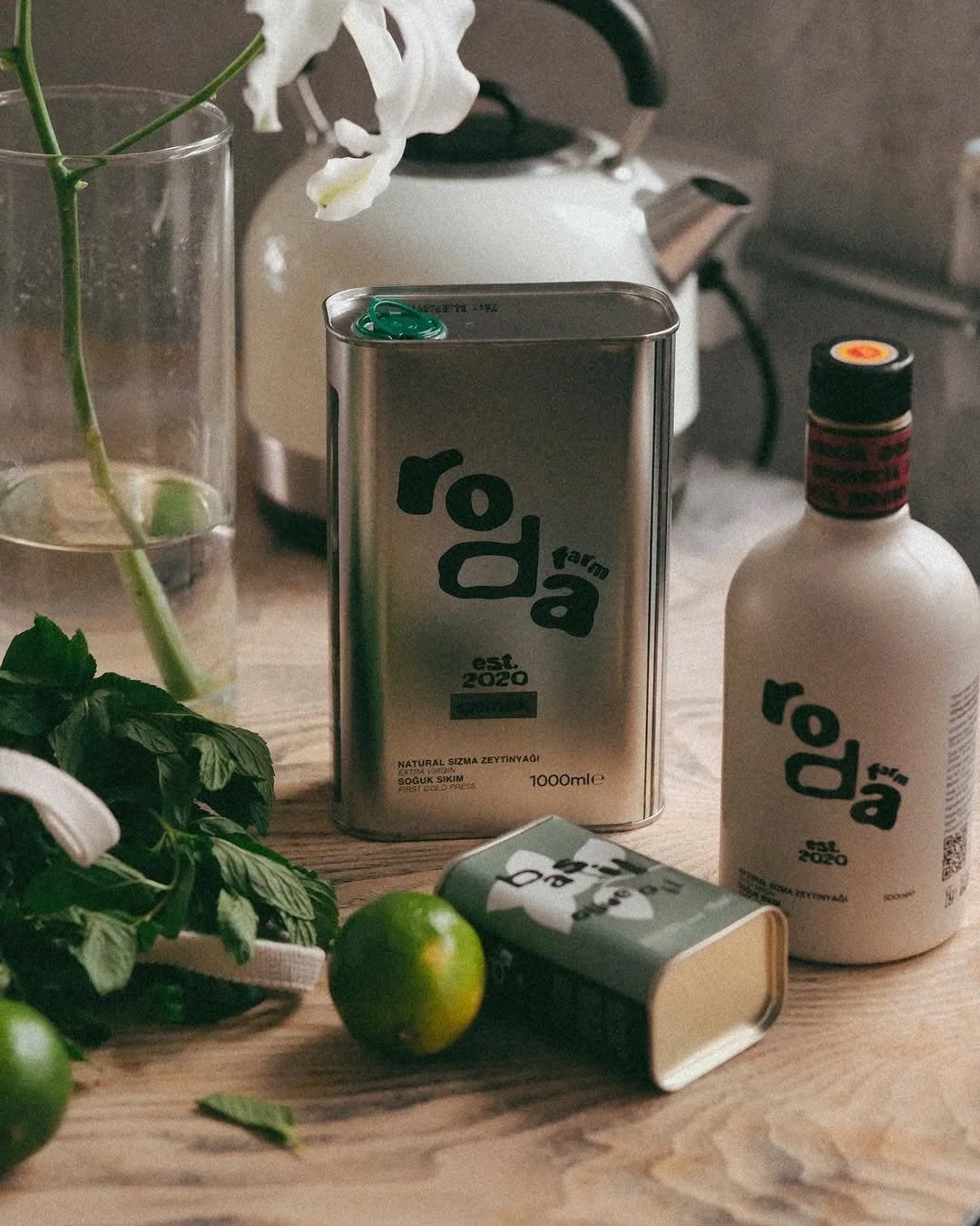 Her şişenin başlangı&ccedil; noktası aynı: iyi zeytin. 🫒

Roda Farm&rsquo;da zeytinin karakterini koruyan nat&uuml;rel sızma zeytinyağlarından, sofraya farklı aromalar taşıyan &ccedil;eşnili serilere uzanan her &uuml;r&uuml;n; iyi malzeme, doğru &uu