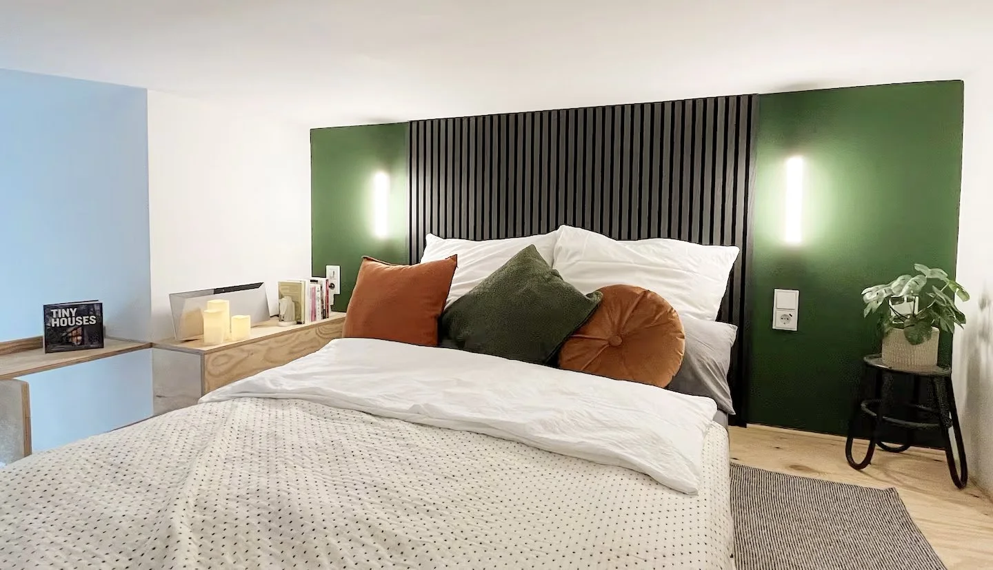 Ein gemütliches Bett auf einer Hochebene