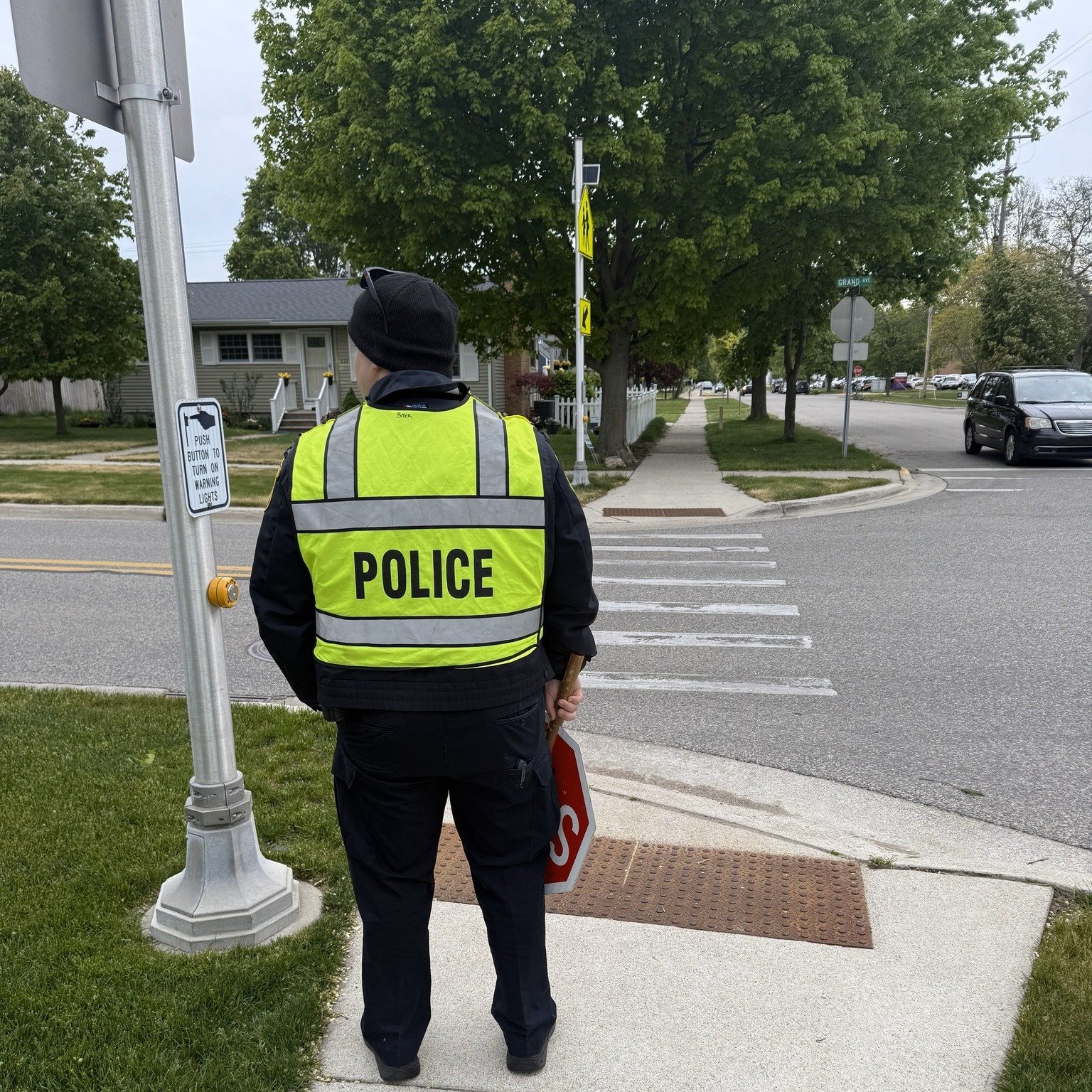 Keeping Our Kids Safe – Rain or Shine! 🚸
Did you know? The City of Grand Haven is responsible for hiring and staffing the crossing guards who help students safely get to and from our elementary and middle schools each day.
When a crossing gu