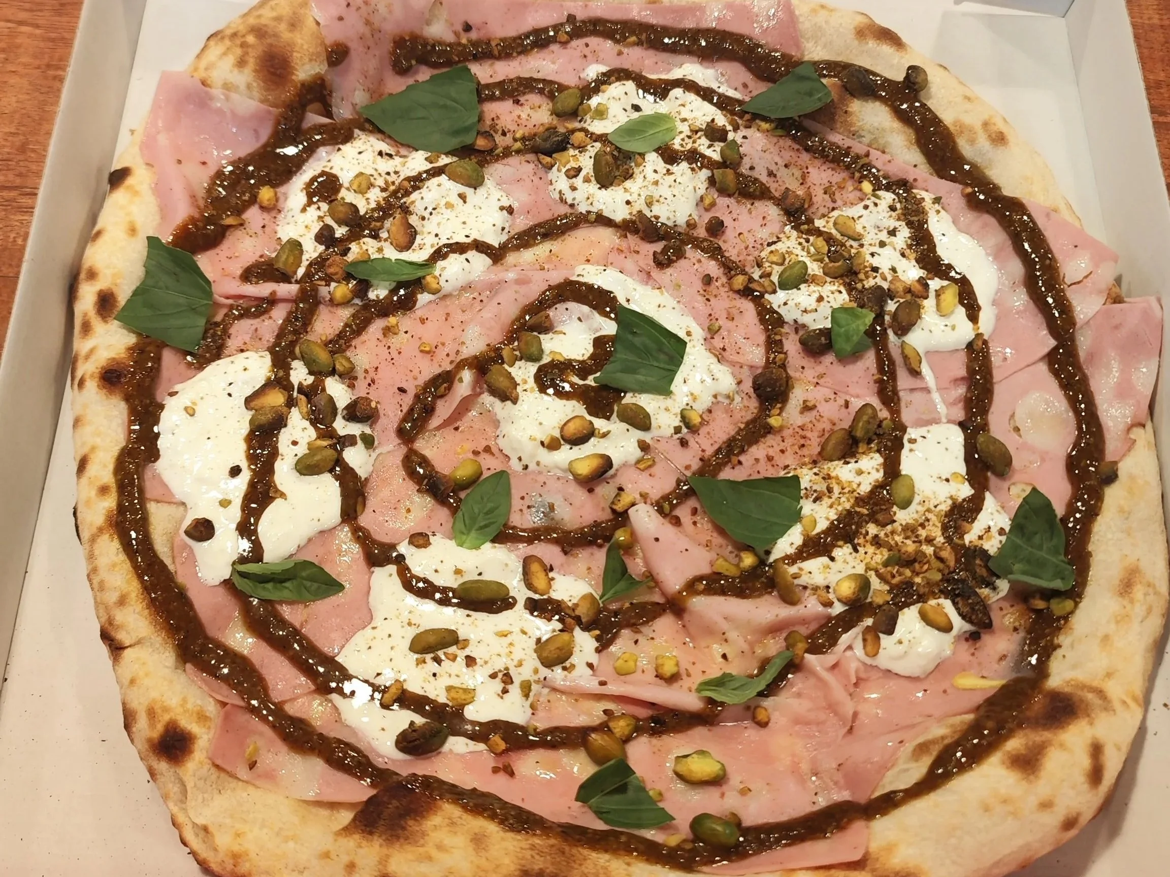 La pizza Craquante, incontournable pizza instagrammable avec pesto de pistache maison, mortadelle et stracciatella