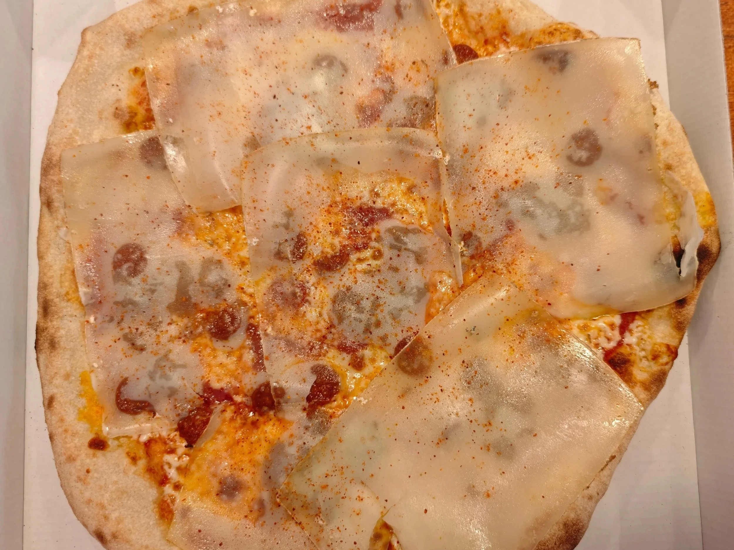 La pizza Basque, avec Ossau Iraty et Txistorra