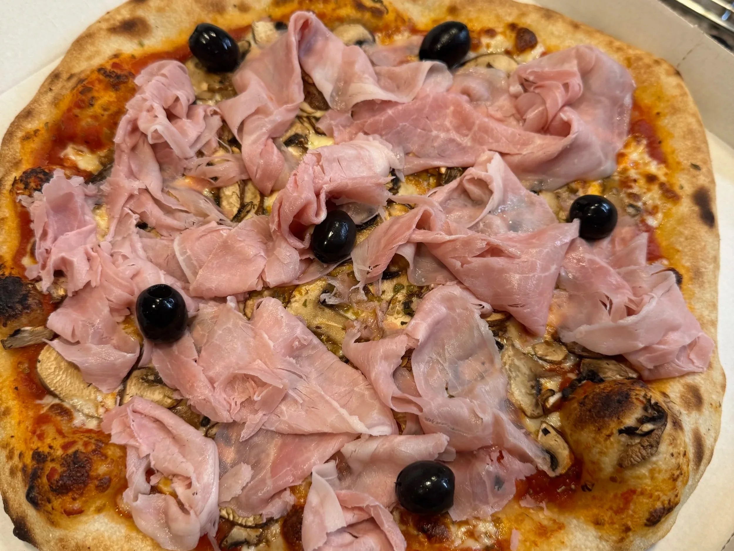 La pizza Traditionnelle, la préférée des français avec jambon blanc sans nitrite et champignons