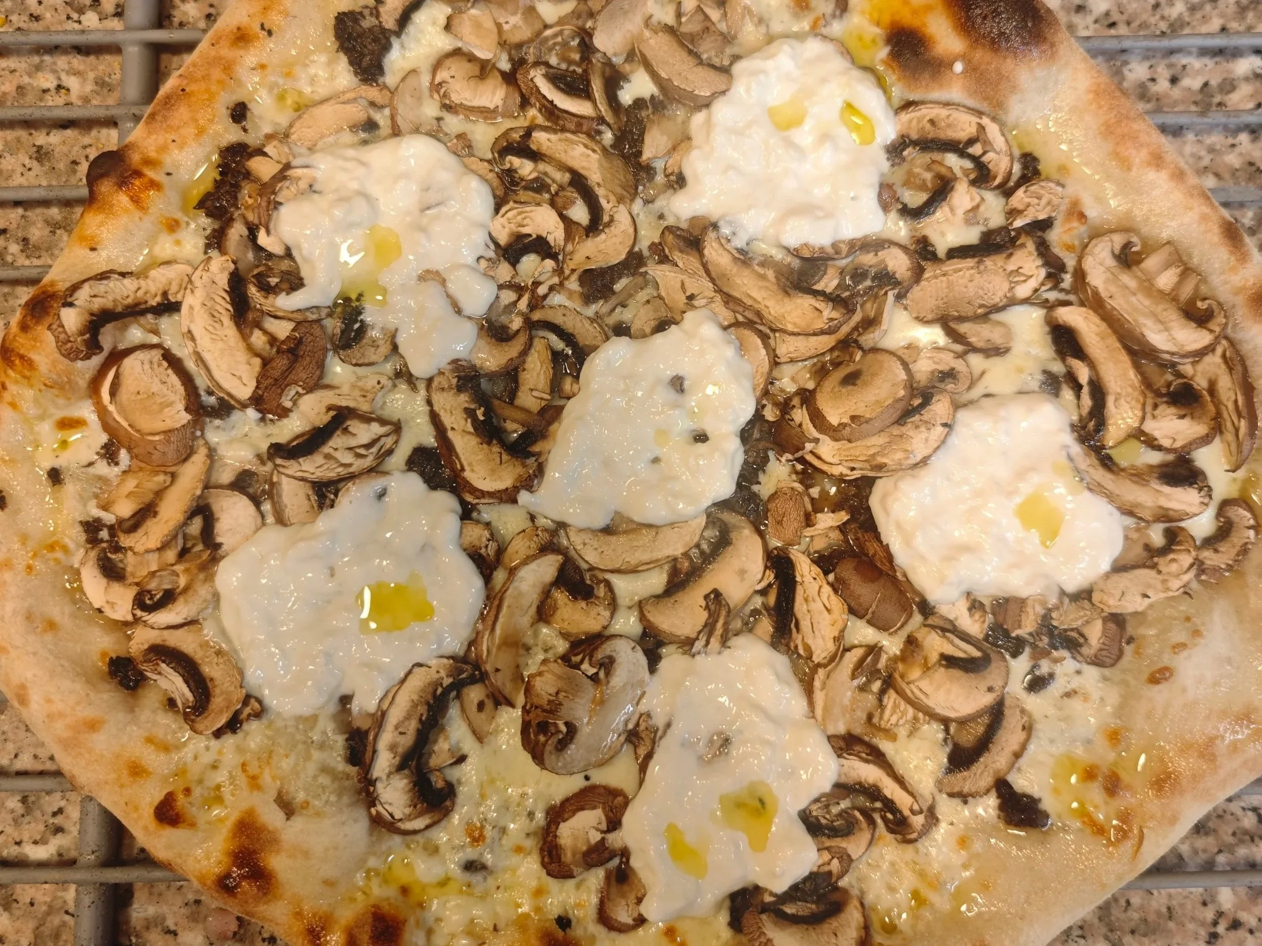 La pizza Noble, avec truffe et champignons de Paris et stracciatella