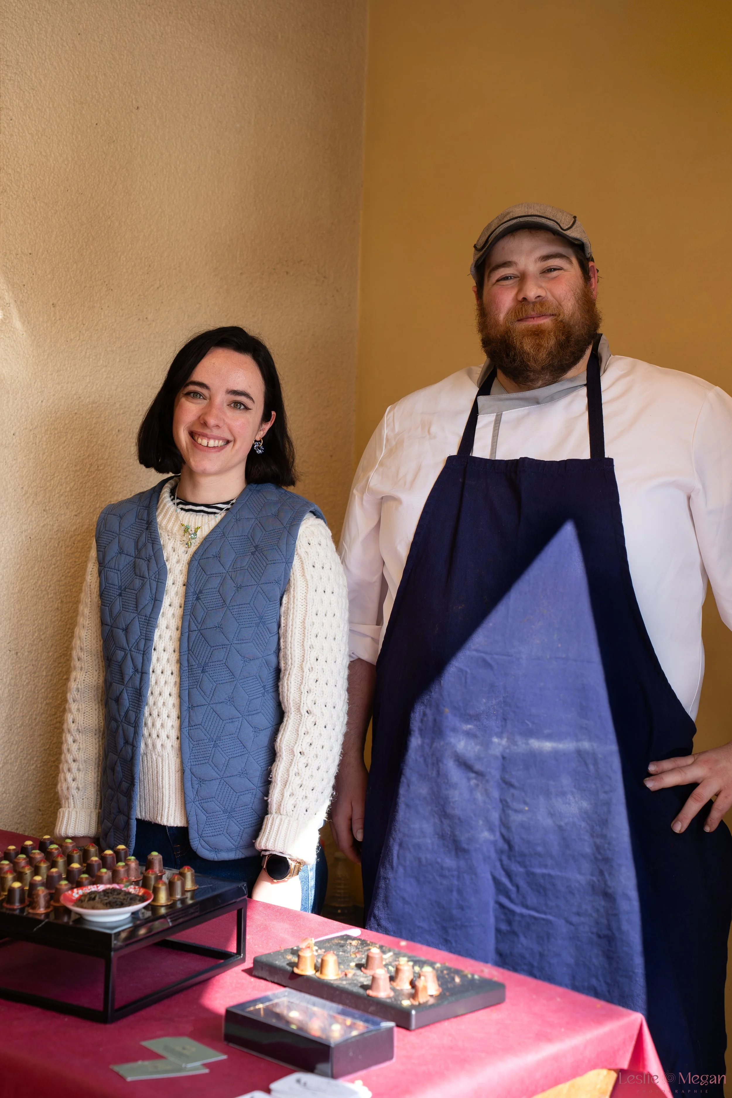 Carla Campo et Charles Darzacq lors de la dégustation de leurs chocolats au thé au Puy de Farine à Orcines dans le Puy de Dôme.