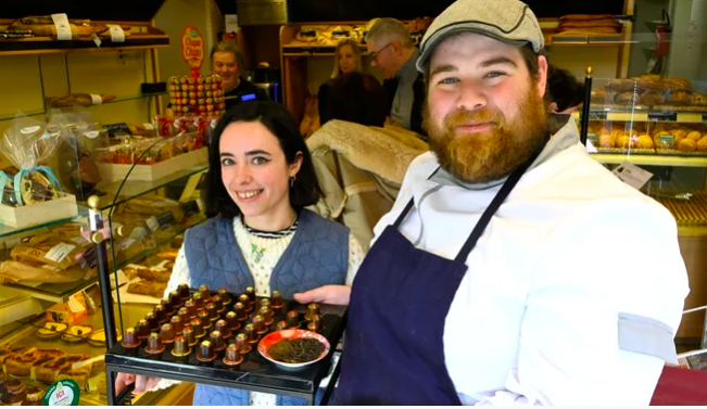 Carla Campo et Charles Darzacq lors de la dégustation des chocolats au thé créés ensemble