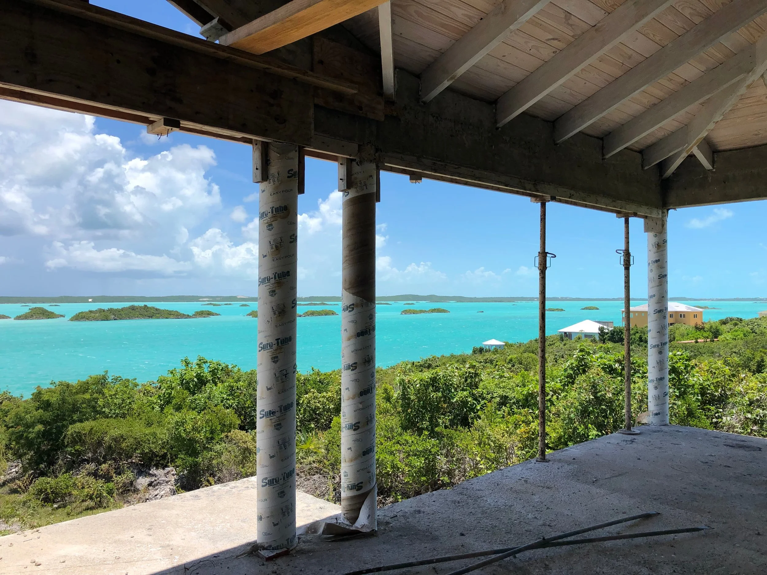 stunningly aquamarine water of chalk sound in turks and Caicos 