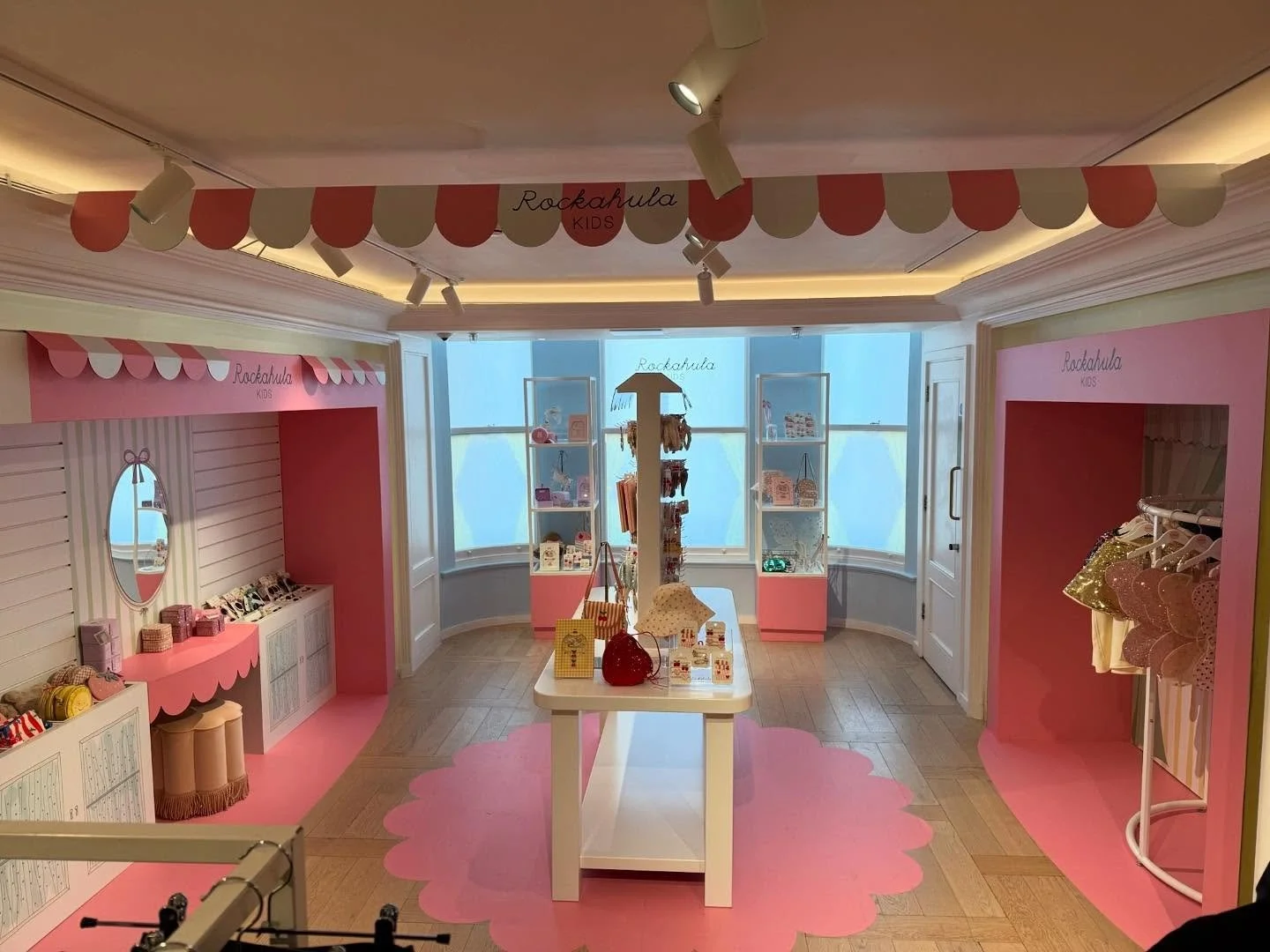 And here it is in all its glory!

#rockahula #luxurykids #shopfit #kidsretail #harrods #harrodsshopfit #london #luxuryvm #luxurydisplay #kidsvm #rockahulakids #welovewhatwedo #redcreates