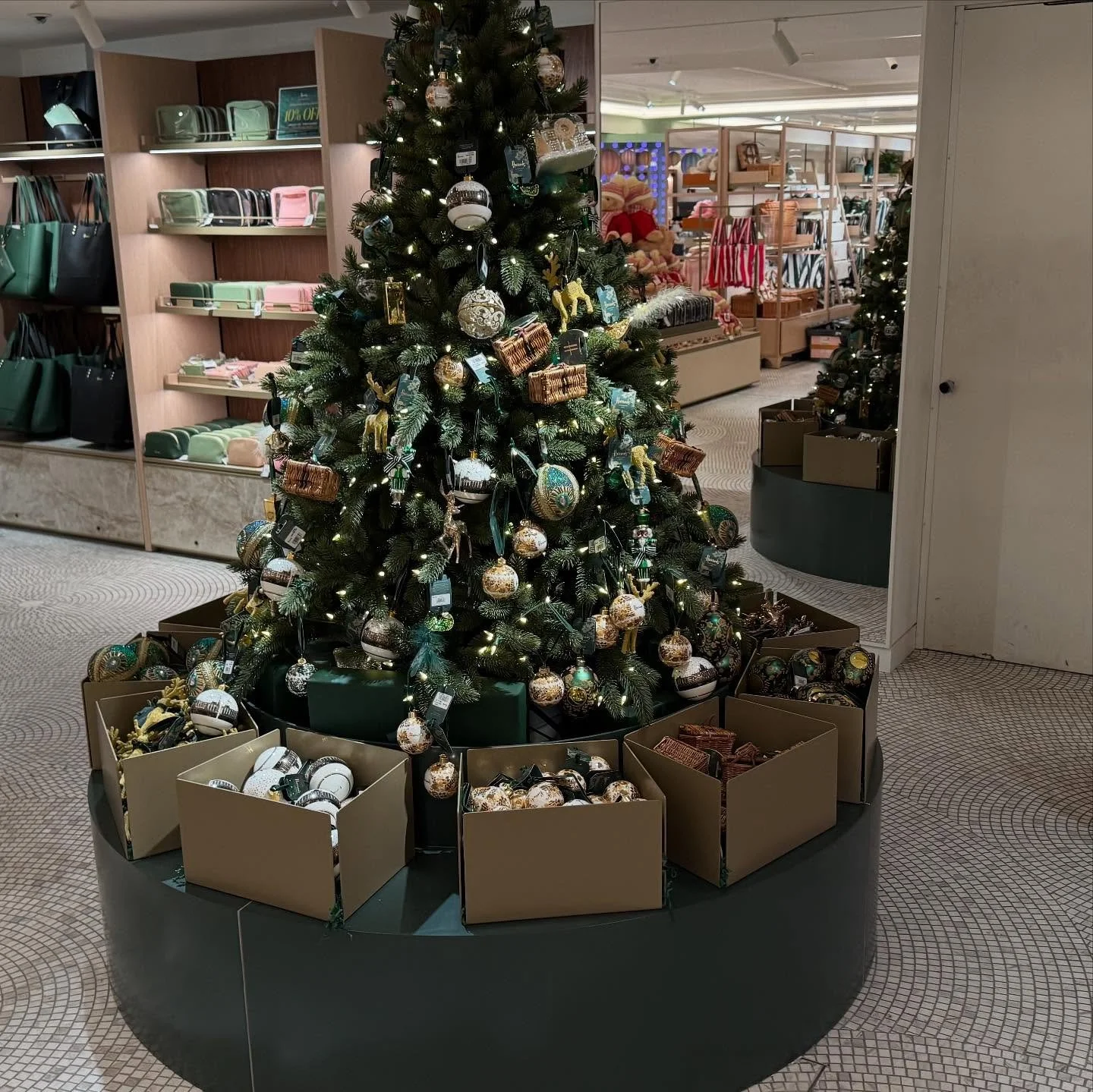 It might be summer outside but it&rsquo;s Christmas at Harrods 🎄
We made Christmas tree bases, bauble holders, Christmas light fixture - all mdf, sprayed

#harrods #christmas #harrodschristmas #christmasdisplay #london #luxurychristmas #hohoho #chri