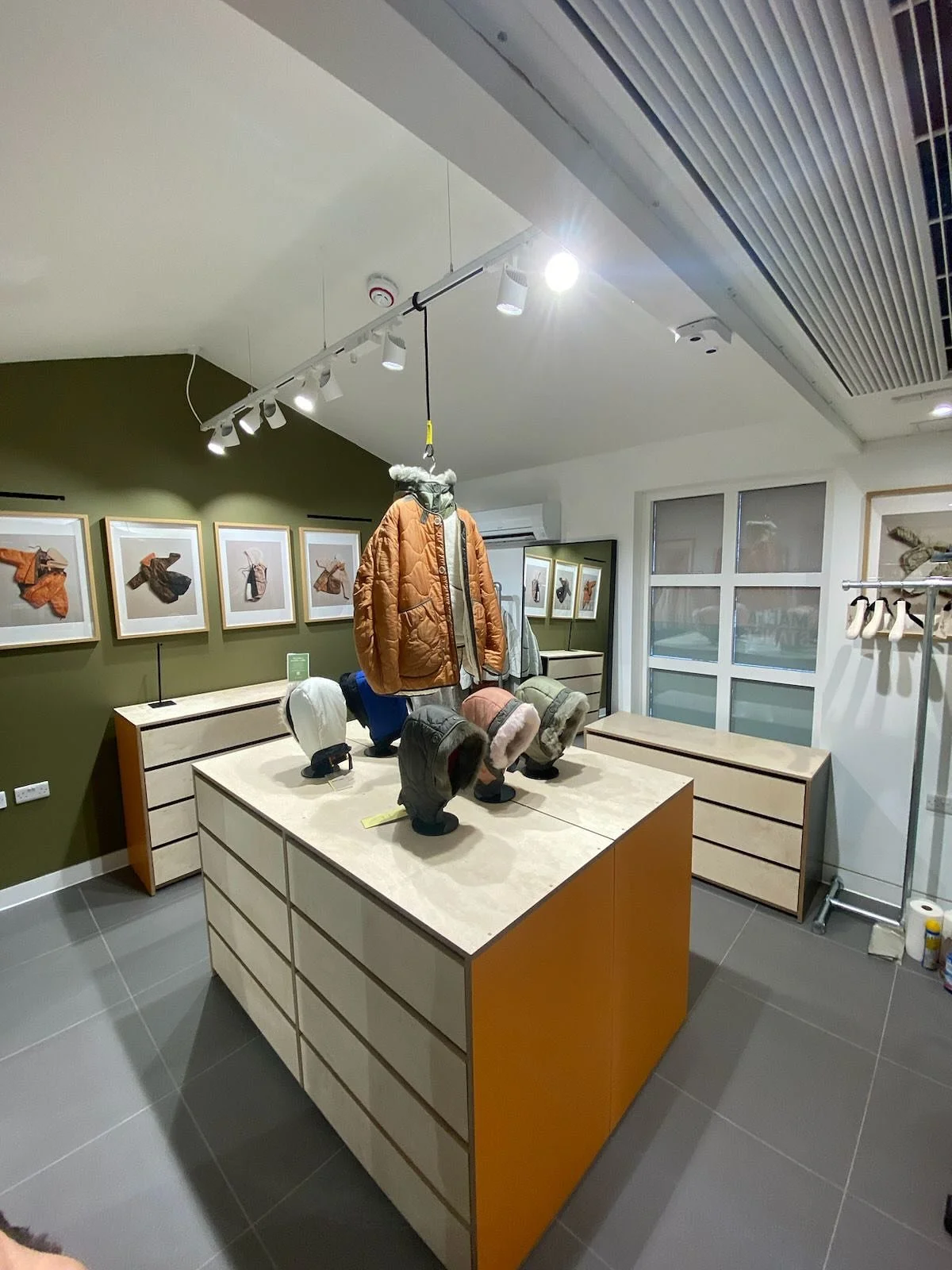 A recent display we did for @marfastance @bicestervillage 

Hand waxed birch ply drawer units, made in our South London workshop

#marfastance #bicester #luxuryretaildisplay #handwaxed #retaildisplay #bespokedisplay #redcreates #welovewhatwedo