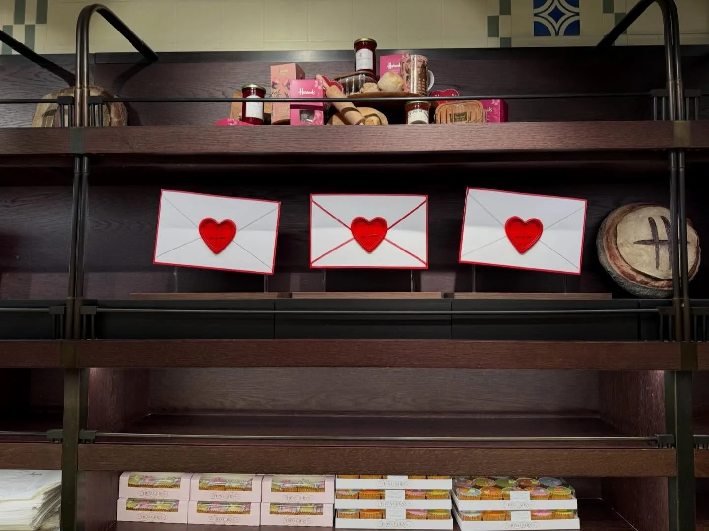 We gave Harrods a makeover for Valentines ❤️❤️❤️

#redcreates #valentines #valentinesvm #harrods #welovewhatwedo