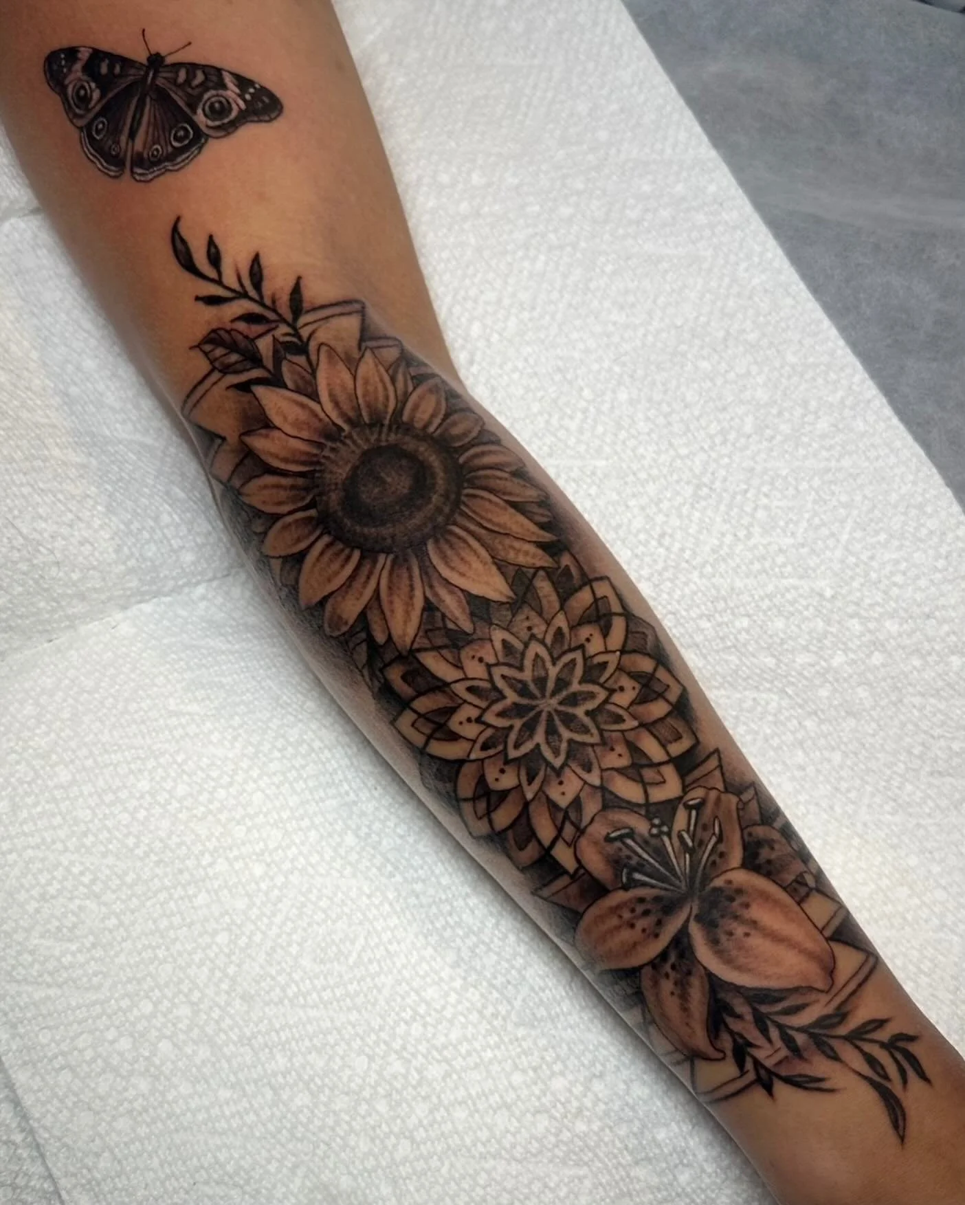 Appointments &amp; walk-ins available 12-7 PM ⏳Call or text us about same-day availability 📲 (706) 240-0062 @tomorrow_tattoo Piece by @lennytmw 
&bull;
#georgiatattooartist #athensga #georgiatattoo #fivepointsathens #athensgatattoo #tomorrowtattooat