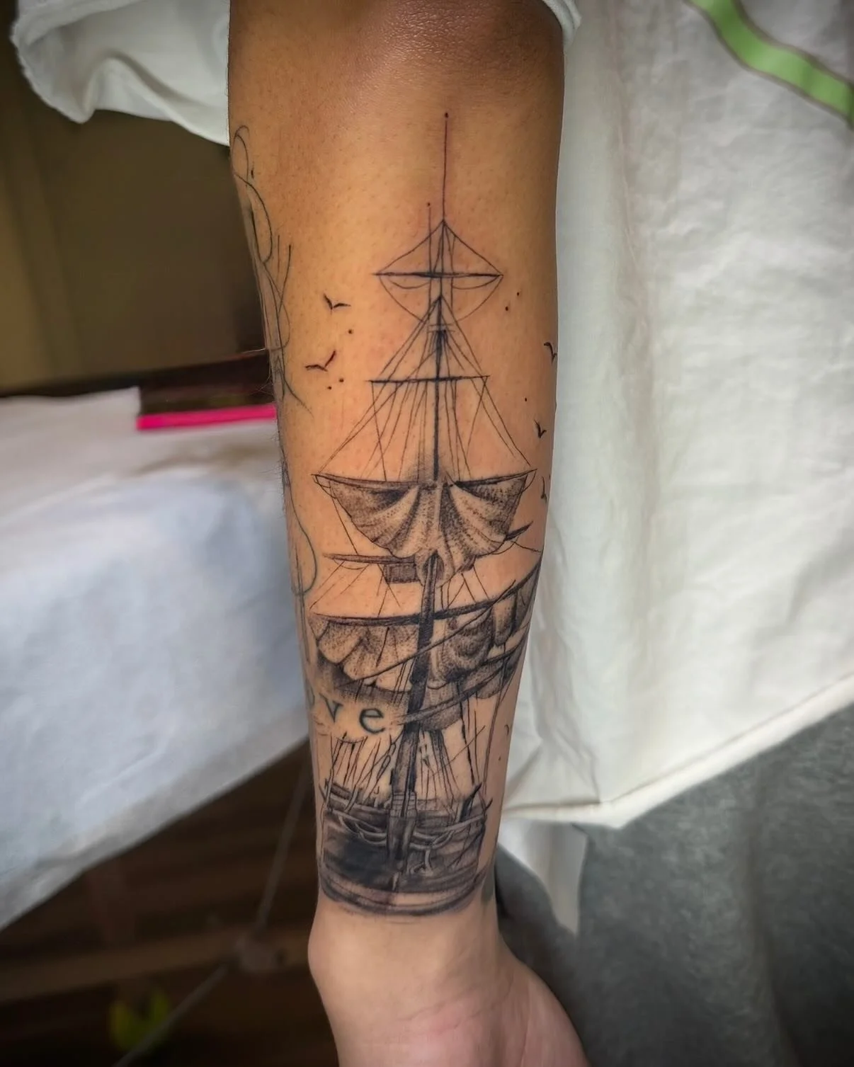 Appointments &amp; walk-ins available Wed-Monday 12-7 PM ⏳Call or text us about same-day availability 📲 (706) 240-0062 @tomorrow_tattoo Piece by @lennytmw 
&bull;
#georgiatattooartist #athensga #georgiatattoo #fivepointsathens #athensgatattoo #tomor