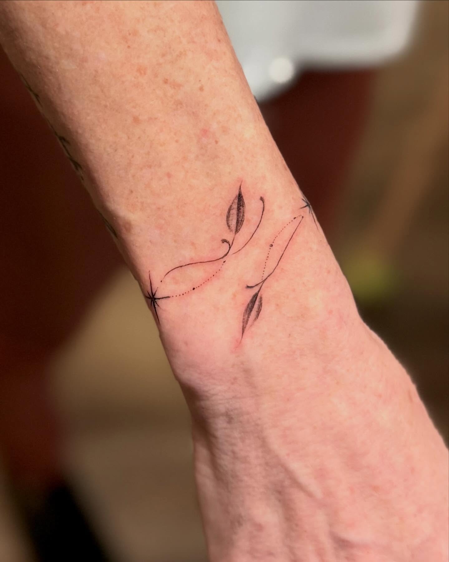 Delicate walk-in bracelet drawn on by @lennytmw Walk-ins and same-day appointments are welcome Wednesday-Monday 📱(706) 240-0062 🥳 @tomorrow_tattoo 
&bull;