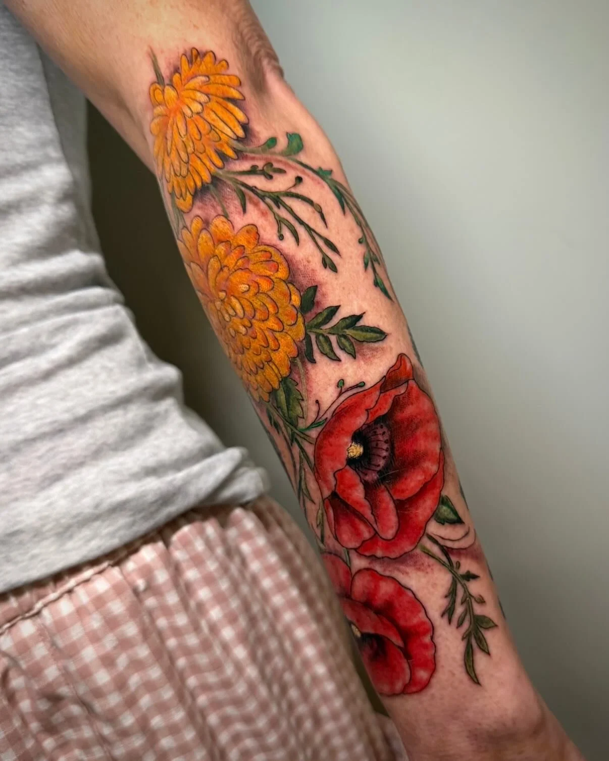@tomorrow_tattoo we love flowers! All kinds, all ways&hellip;they go with everything! Books are open by going to our website and filling out the appointment form. Hope to see you soon 🌹💐