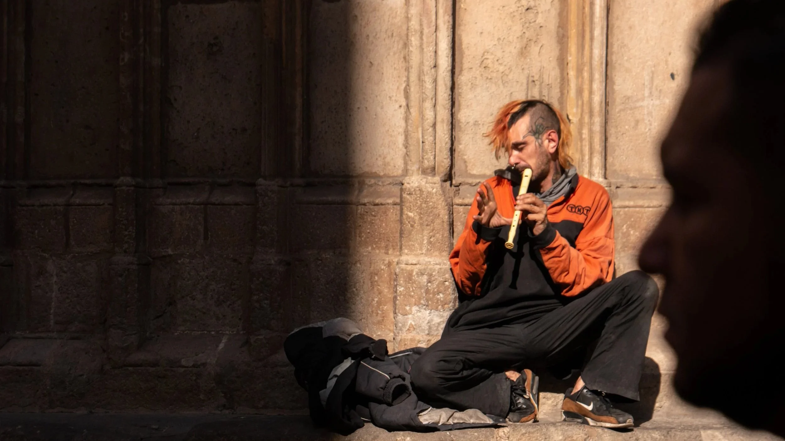 A street performer in the Barcelona Old Town, taken on a Barcelona Photography Holiday