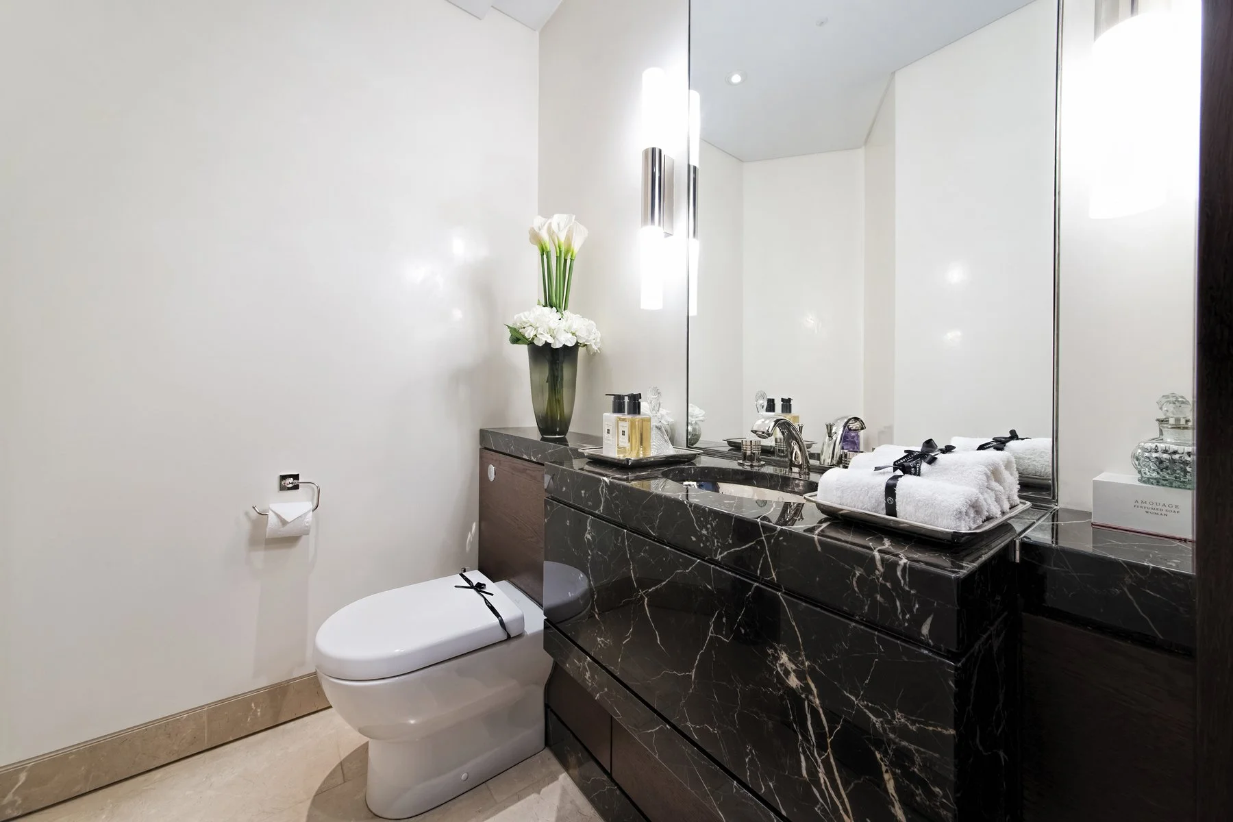 Iles Apartment 02.3 One Hyde Park (17).jpg