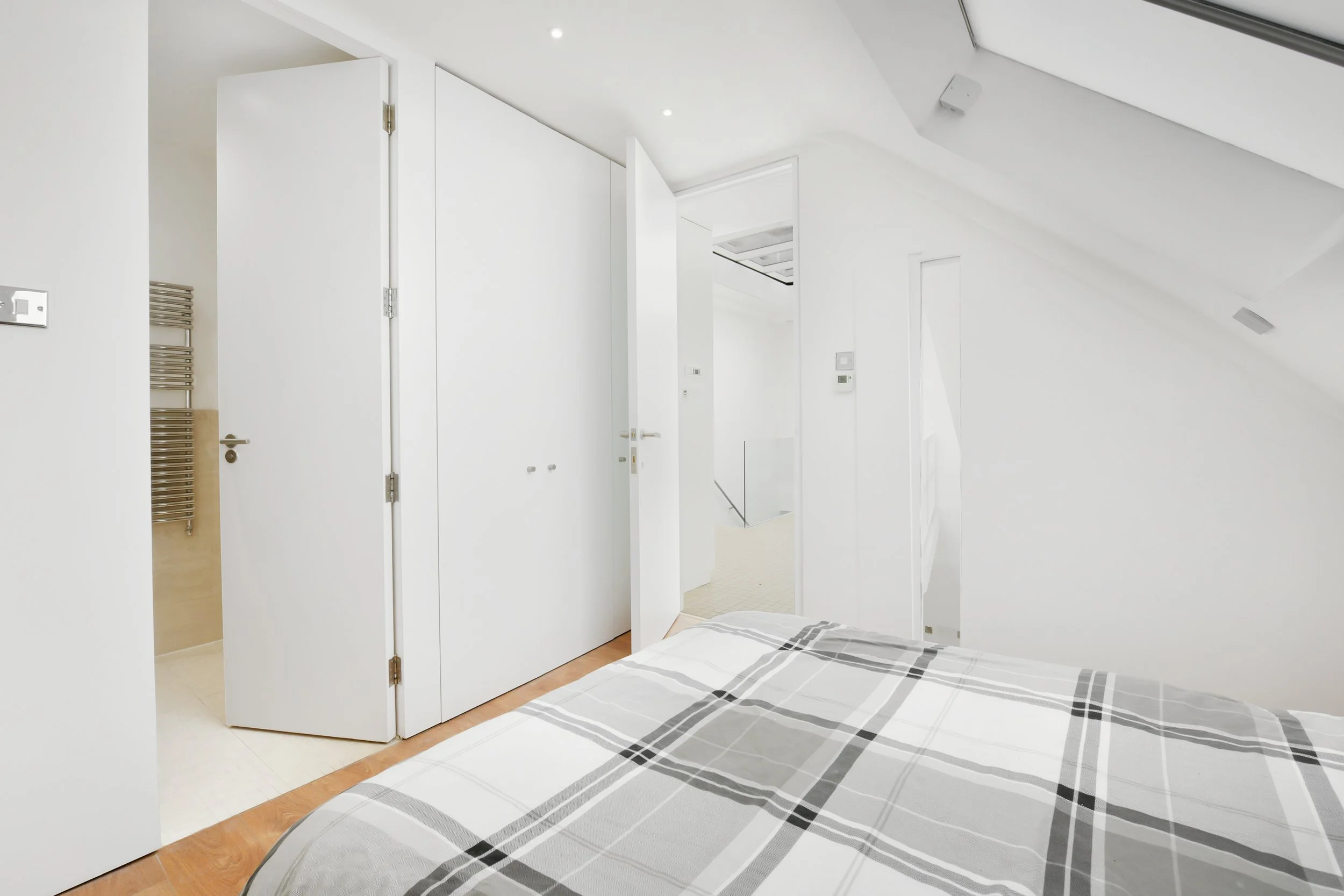 Iles, 6a Shaftesbury Villas, Allen Street (13).jpg