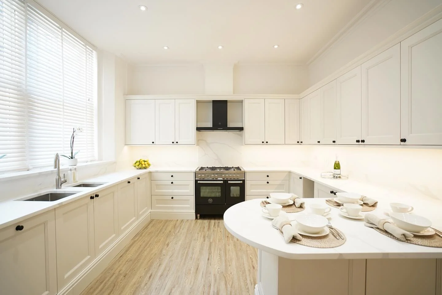 TO LET - Sloane Street

We&rsquo;re delighted to present a recently refurbished, rarely available six bedroom apartment in a sublime super prime location in the heart of Knightsbridge. 

This property is located on the corner of Sloane Street and new