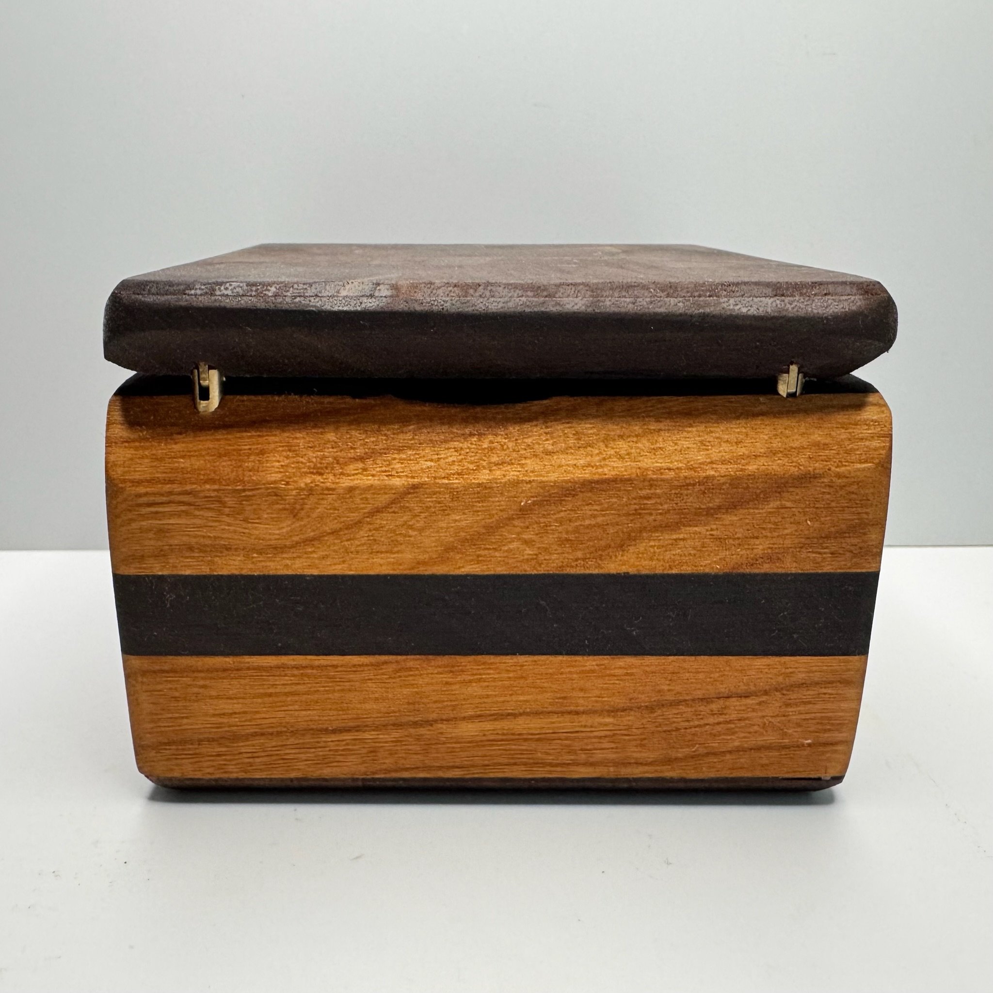 hinged box 1b.JPG