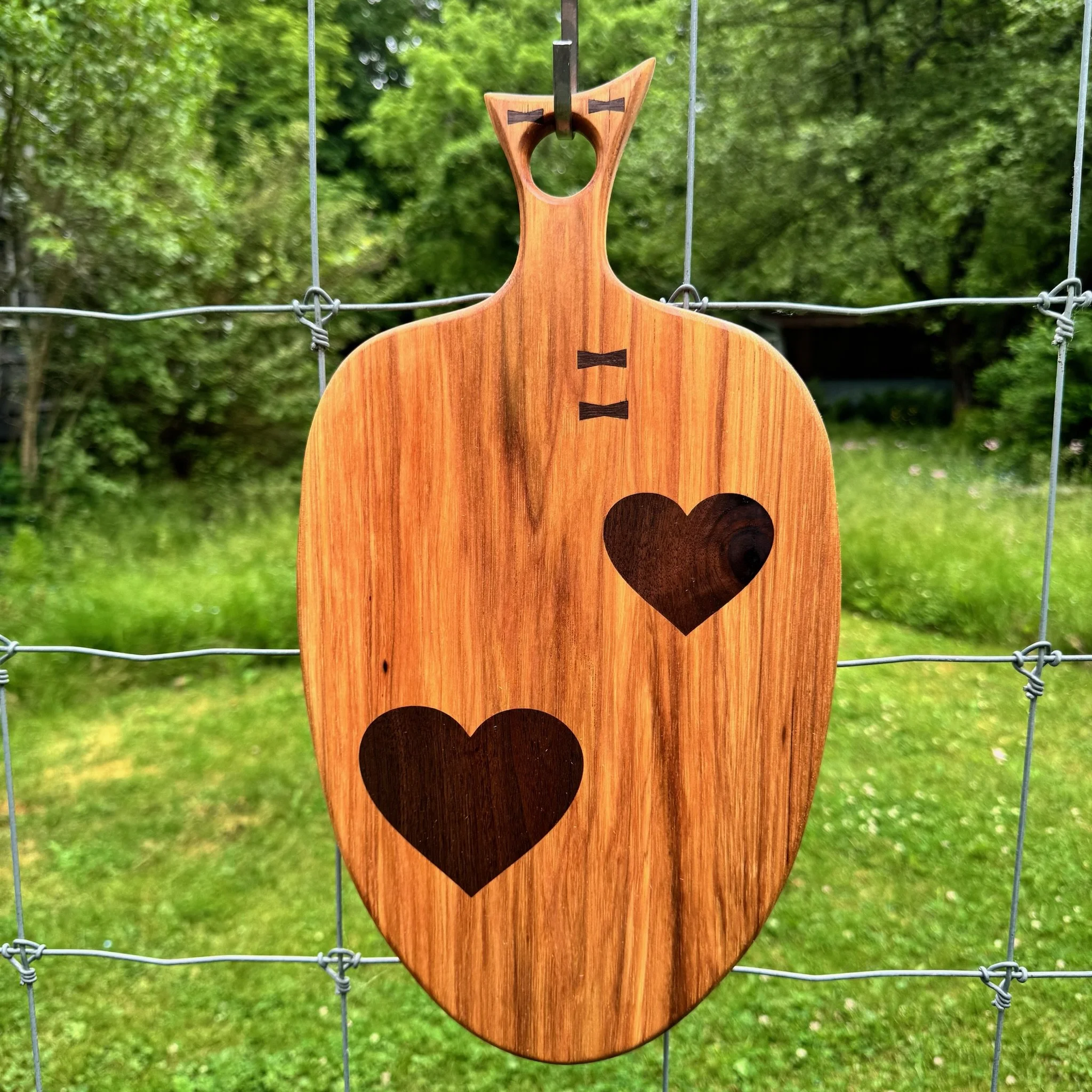 walnut heart inlay cutting board.JPG