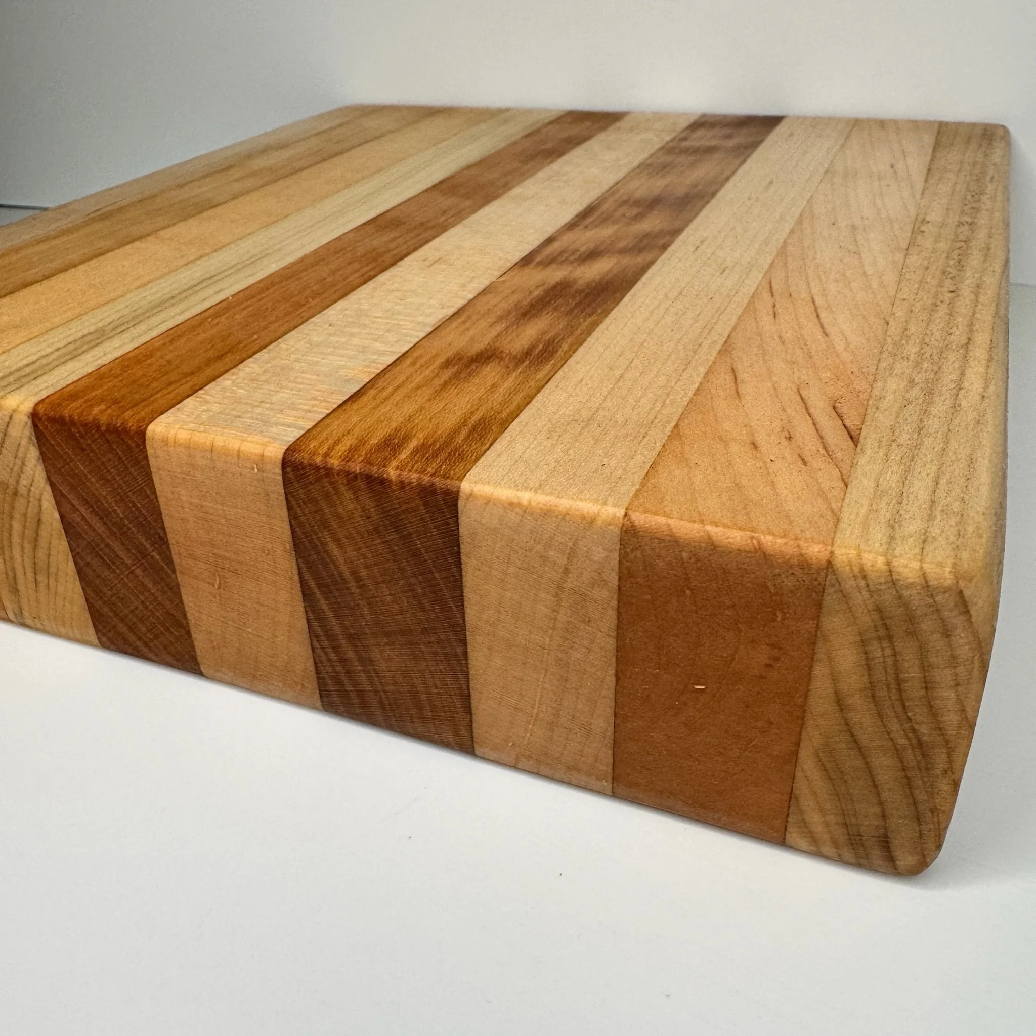 edge grain cutting board maple cherry 1.JPG