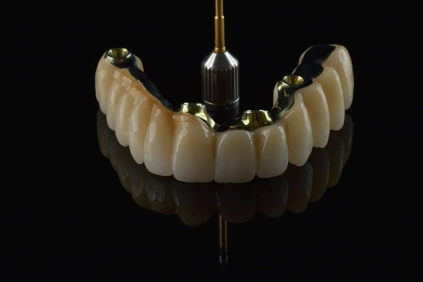 W tworzeniu uśmiech&oacute;w na każdym kroku czynnie wspiera nas nowoczesna technologia❗️
Dziś prezentujemy realizację mostu all on 4, kt&oacute;ry został wykonany w całkowicie cyfrowym procesie - skan ze Smartflagami od @apollo_implant_components, d